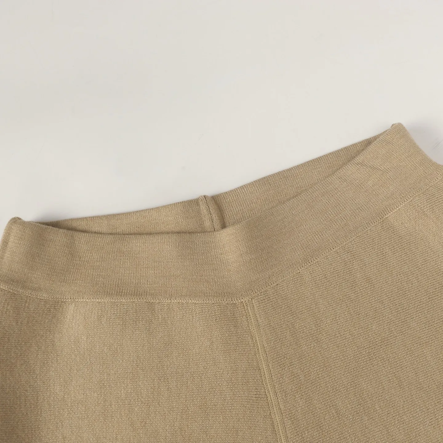 🅿️490 [High Quality] CD 25FW presbyopic reversible cashmere trousers (khaki) The fabric is made of imported cashmere yarn double-sided jacquard fabric and can be worn on both sides. The fabric uses monogram jacquard double weaving technology to present the brand's iconic presbyopia pattern, which combines luxurious texture with practical functions. Swiss machine embroidery stitching technology ensures every detail is exquisite and perfect, and the stitches are even and delicate. The classic straight-leg design subtly modifies the leg lines, making the upper body slim and elegant. Double-sided jacquard technology keeps both sides of the fabric flat and crisp, making it comfortable and layered. Selected high-quality cashmere yarn brings a soft and skin-friendly touch experience while having good warmth retention and breathability. The overall craftsmanship is exquisite, and high-end quality is reflected from fabric weaving to finished product sewing. It is an exquisite item that is both fashionable and practical. Size:S/M/L