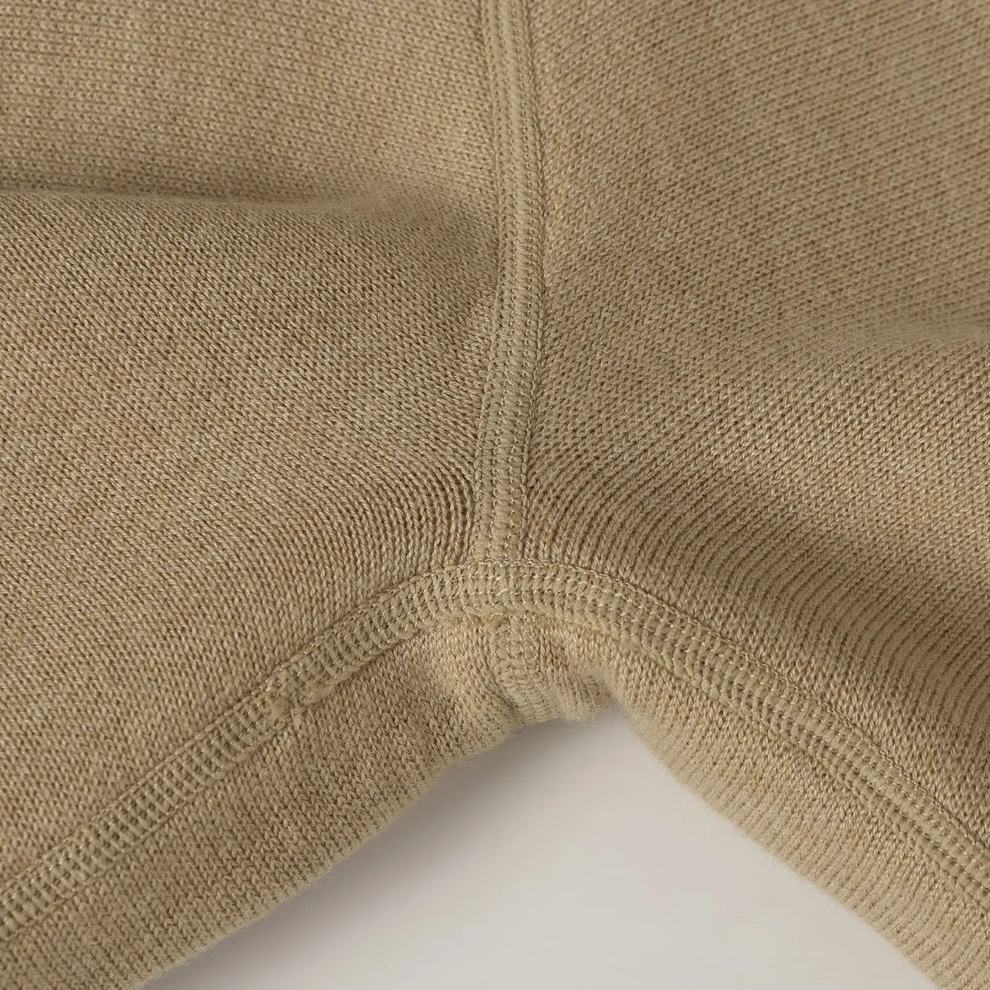 🅿️490 [High Quality] CD 25FW presbyopic reversible cashmere trousers (khaki) The fabric is made of imported cashmere yarn double-sided jacquard fabric and can be worn on both sides. The fabric uses monogram jacquard double weaving technology to present the brand's iconic presbyopia pattern, which combines luxurious texture with practical functions. Swiss machine embroidery stitching technology ensures every detail is exquisite and perfect, and the stitches are even and delicate. The classic straight-leg design subtly modifies the leg lines, making the upper body slim and elegant. Double-sided jacquard technology keeps both sides of the fabric flat and crisp, making it comfortable and layered. Selected high-quality cashmere yarn brings a soft and skin-friendly touch experience while having good warmth retention and breathability. The overall craftsmanship is exquisite, and high-end quality is reflected from fabric weaving to finished product sewing. It is an exquisite item that is both fashionable and practical. Size:S/M/L