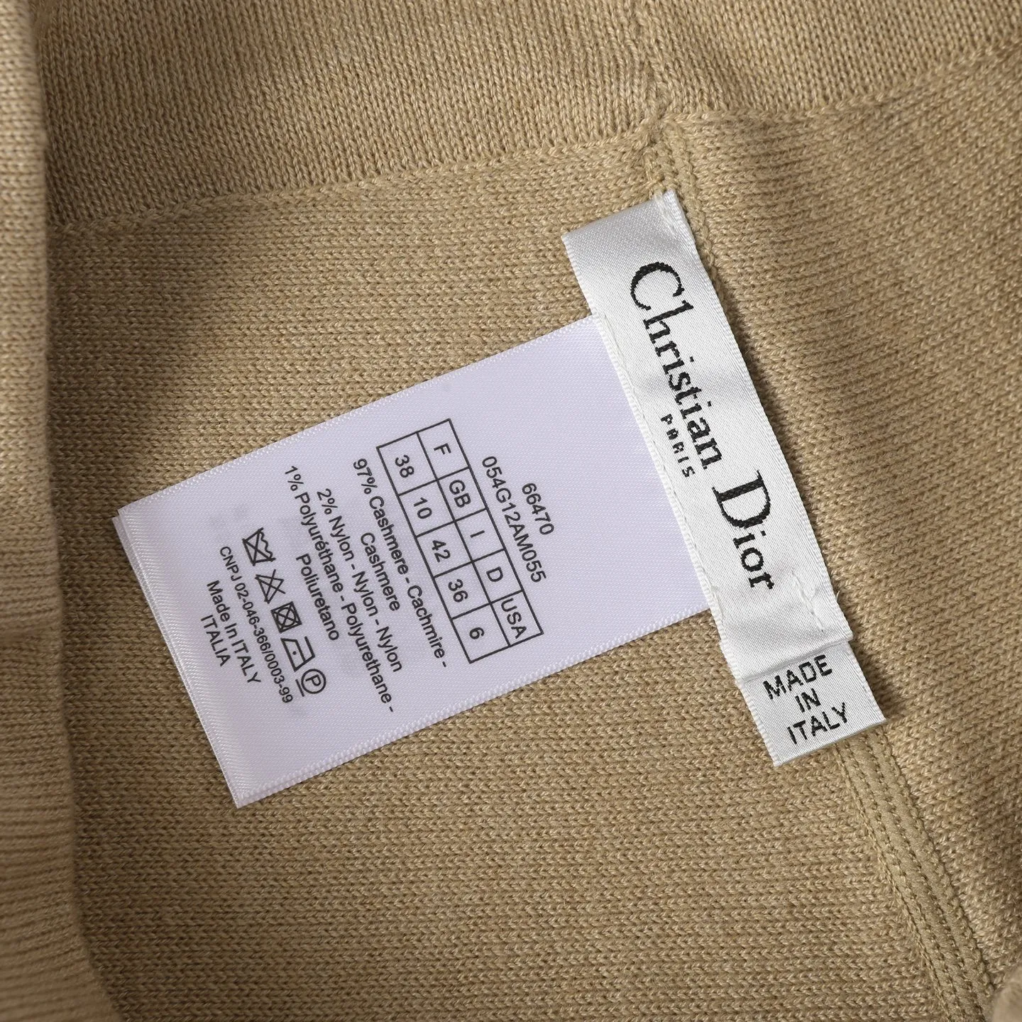 🅿️490 [High Quality] CD 25FW presbyopic reversible cashmere trousers (khaki) The fabric is made of imported cashmere yarn double-sided jacquard fabric and can be worn on both sides. The fabric uses monogram jacquard double weaving technology to present the brand's iconic presbyopia pattern, which combines luxurious texture with practical functions. Swiss machine embroidery stitching technology ensures every detail is exquisite and perfect, and the stitches are even and delicate. The classic straight-leg design subtly modifies the leg lines, making the upper body slim and elegant. Double-sided jacquard technology keeps both sides of the fabric flat and crisp, making it comfortable and layered. Selected high-quality cashmere yarn brings a soft and skin-friendly touch experience while having good warmth retention and breathability. The overall craftsmanship is exquisite, and high-end quality is reflected from fabric weaving to finished product sewing. It is an exquisite item that is both fashionable and practical. Size:S/M/L