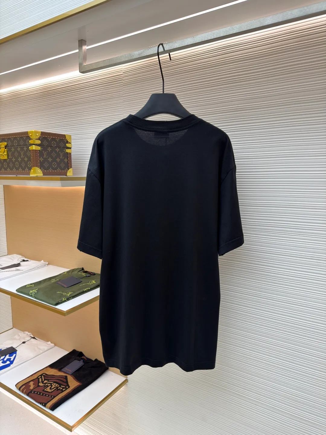 Dior letter logo printed short-sleeved T-shirt ●Authentic product: purchased and developed by 7309 ●Item number: 1680132-A05 ●Fabric: knitted fabric ●Technology: Printing production ●Version: Fitted version ●Weight: about 230 grams ●Size: XS-S-M-L ●Description: Customized black cotton jersey fabric, made in Italy, printed with Christian Dior Couture letter logo on the front panel, customized signature rib collar, cuffs The hem is double-layered and has ultra-high-density wiring, making it truly a 1:1 copy that can be viewed with eyes closed. The overall wiring is straight and delicate, the fabric is comfortable and soft, and the color is consistent without color difference. It can be matched with the same style to create a fashionable look and control various occasions. Customized accessories, complete with three standards, same style for men and women!