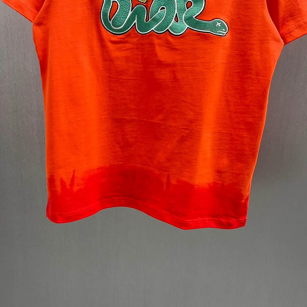 🅿️320 🧧CD 🐍Year Limited Colorful Embroidery🐍Short Sleeve Size: S-L This T-shirt is from the DIOR AND KAWVS limited series. Crafted from orange and red cotton jersey, it features green DIORAND KAWS embroidery on the chest and back, reinterpreting the Dior logo as a colorful snake. The hem highlights the contrasting design and can be paired with the limited collection of trousers for a stylish look.