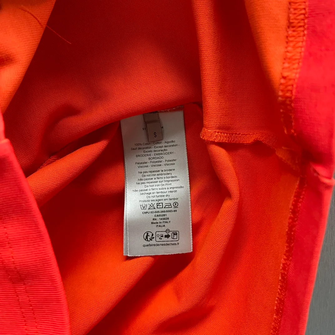 🅿️320 🧧CD 🐍Year Limited Colorful Embroidery🐍Short Sleeve Size: S-L This T-shirt is from the DIOR AND KAWVS limited series. Crafted from orange and red cotton jersey, it features green DIORAND KAWS embroidery on the chest and back, reinterpreting the Dior logo as a colorful snake. The hem highlights the contrasting design and can be paired with the limited collection of trousers for a stylish look.