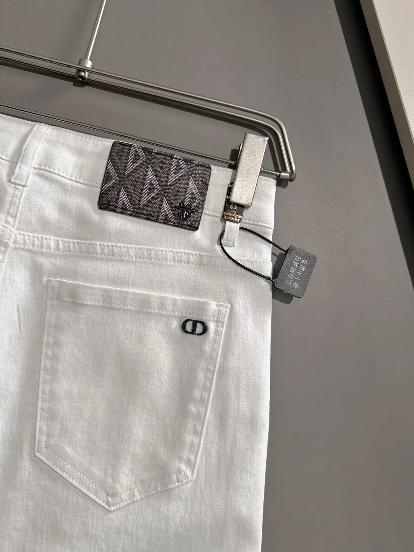 🅿️400 Dior’s new 2025 four-season hot brick pocket slim-fit jeans trousers are woven from imported Japanese Denim plain cotton denim fabric. They are complete with three standards, simple yet elegant, soft, delicate and comfortable, and the upper body is versatile and fashionable! Light luxury, a must-have item for daily commuting! Code number: 28-40 (please state your height and weight when placing an order)
