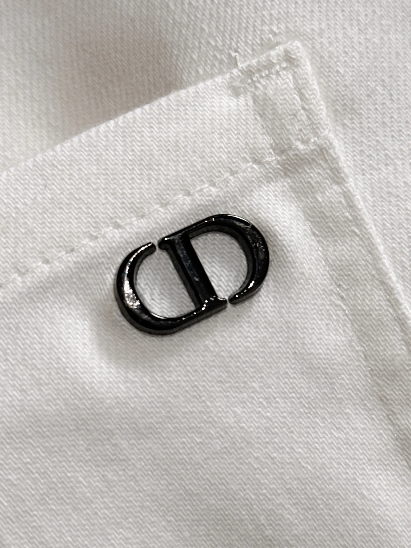 🅿️400 Dior’s new 2025 four-season hot brick pocket slim-fit jeans trousers are woven from imported Japanese Denim plain cotton denim fabric. They are complete with three standards, simple yet elegant, soft, delicate and comfortable, and the upper body is versatile and fashionable! Light luxury, a must-have item for daily commuting! Code number: 28-40 (please state your height and weight when placing an order)