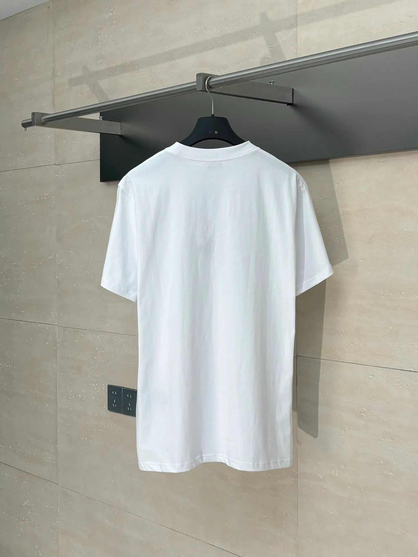 🅿️256 Dio*/Dior 25Ss new embroidered round neck letter short-sleeved T-shirt. Customized 100% cotton material, breathable and comfortable, full texture. Loose short-sleeved T-shirt cut, highlighting the brand style. The large chest embroidery process restores the shape of floral letters and sun patterns. Simple and elegant, the brand’s own fashion sense is immediately present. Create an age-reducing style as you like, and look stylish when worn alone. Size: S/M/L/XL