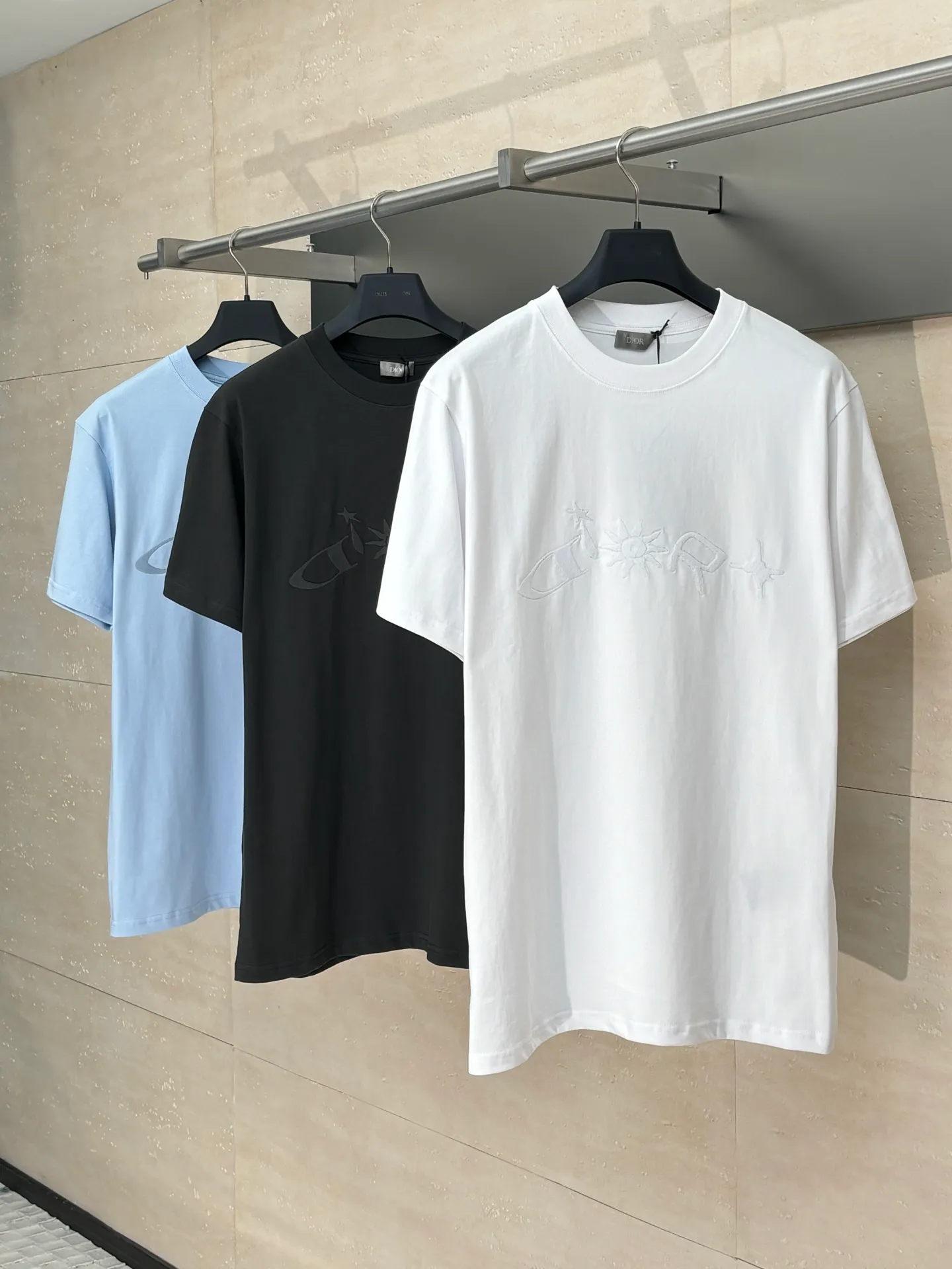 🅿️256 Dio*/Dior 25Ss new embroidered round neck letter short-sleeved T-shirt. Customized 100% cotton material, breathable and comfortable, full texture. Loose short-sleeved T-shirt cut, highlighting the brand style. The large chest embroidery process restores the shape of floral letters and sun patterns. Simple and elegant, the brand’s own fashion sense is immediately present. Create an age-reducing style as you like, and look stylish when worn alone. Size: S/M/L/XL