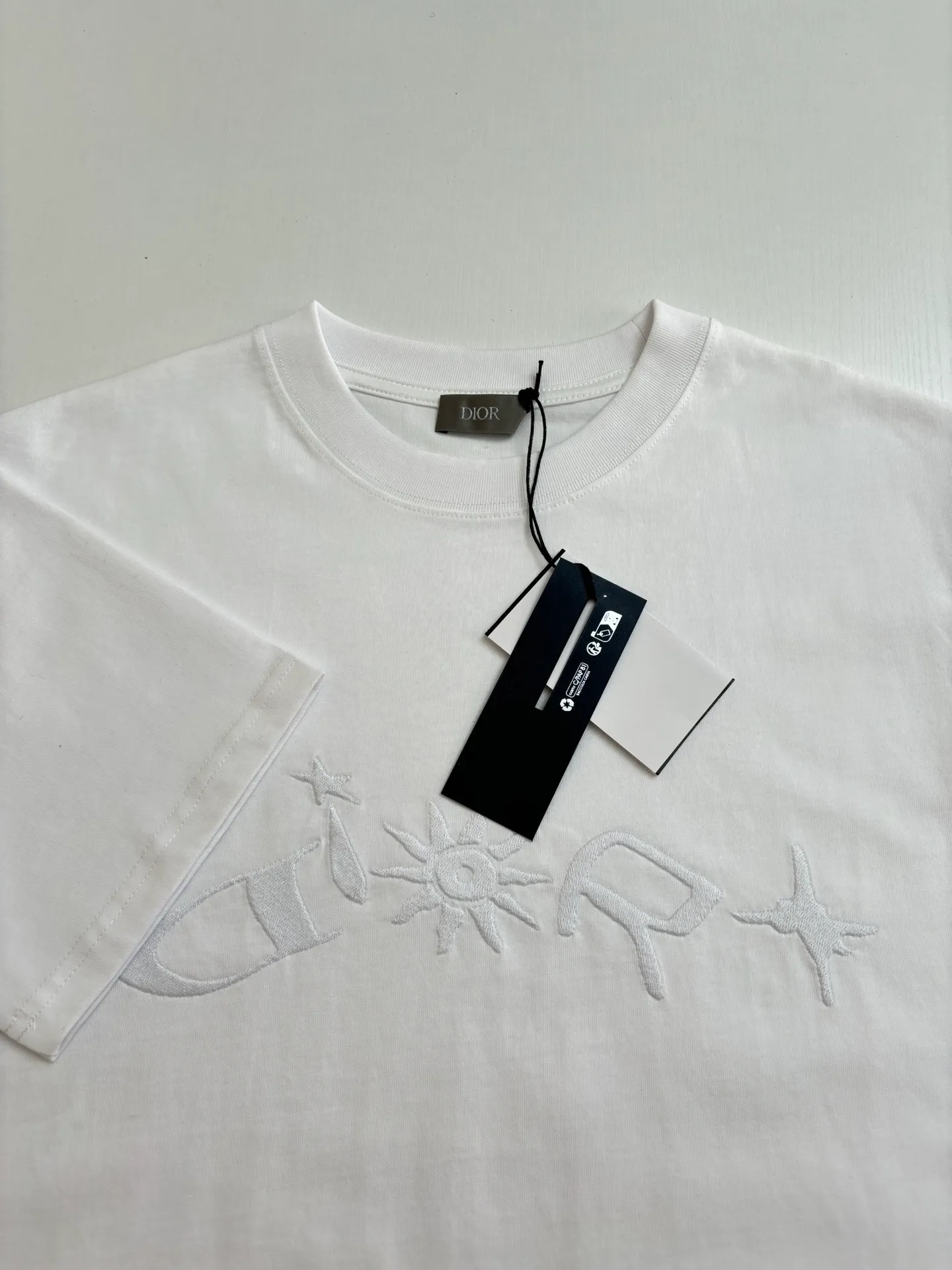🅿️256 Dio*/Dior 25Ss new embroidered round neck letter short-sleeved T-shirt. Customized 100% cotton material, breathable and comfortable, full texture. Loose short-sleeved T-shirt cut, highlighting the brand style. The large chest embroidery process restores the shape of floral letters and sun patterns. Simple and elegant, the brand’s own fashion sense is immediately present. Create an age-reducing style as you like, and look stylish when worn alone. Size: S/M/L/XL