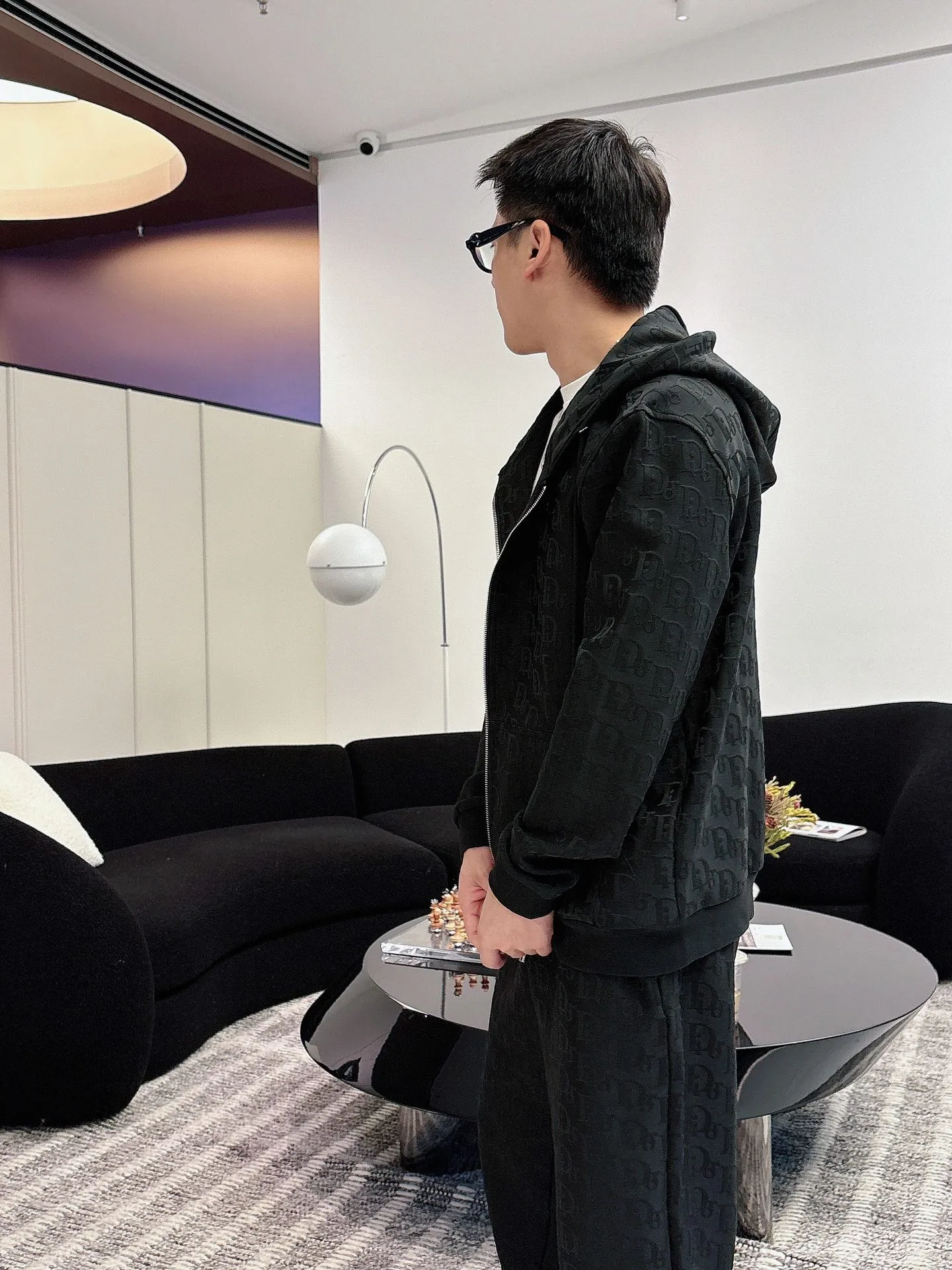 🅿️720 [DIOR] Hot-selling suit is coming. Focus on the original version of the official website. 2025 new hot-selling cardigan and sweatshirt suit. The original order is the best. 🇭🇰The meticulous work of top designers. Just for a fitting and perfect upper body effect. All-natural high-quality Tencel Roman cotton 100%, close-fitting comfort, noble and elegant! Original hardware embodies elegance and nobility! Counter size: M-3XL (maximum wear up to 190 pounds)