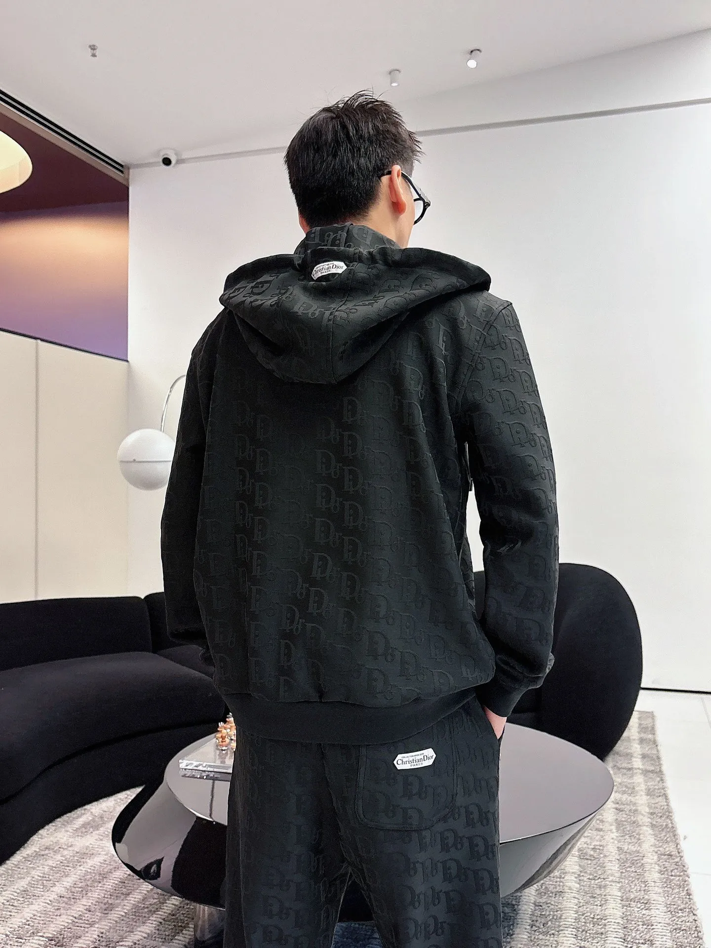🅿️720 [DIOR] Hot-selling suit is coming. Focus on the original version of the official website. 2025 new hot-selling cardigan and sweatshirt suit. The original order is the best. 🇭🇰The meticulous work of top designers. Just for a fitting and perfect upper body effect. All-natural high-quality Tencel Roman cotton 100%, close-fitting comfort, noble and elegant! Original hardware embodies elegance and nobility! Counter size: M-3XL (maximum wear up to 190 pounds)