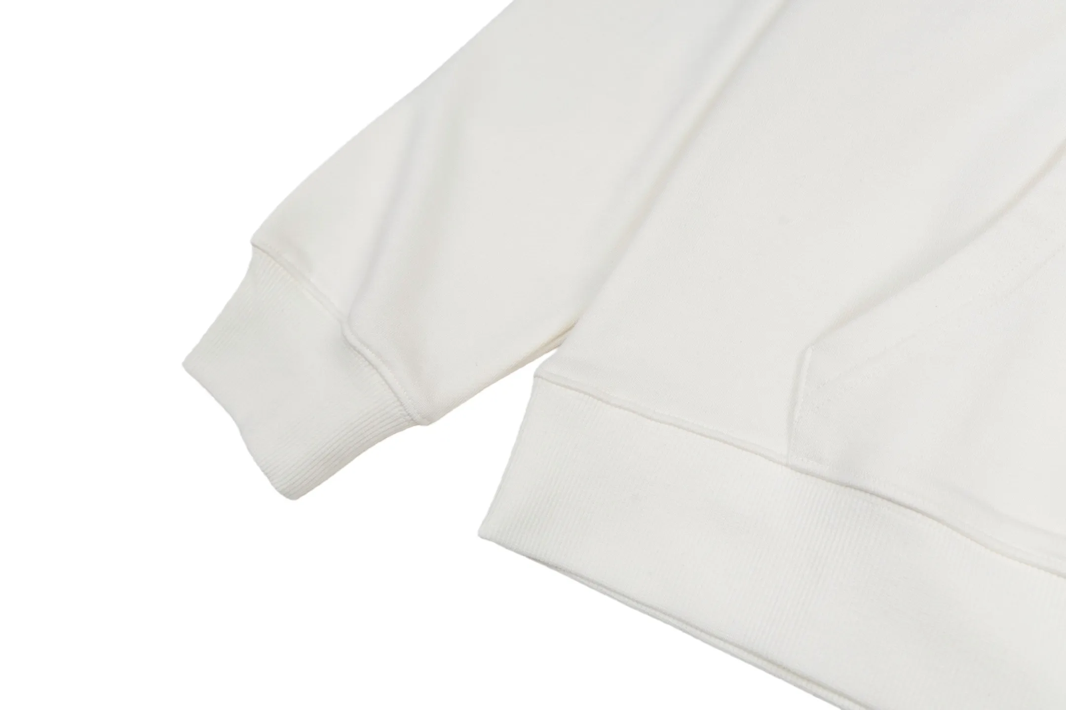🅿️360 CD Logo Embroidered Hooded Sweatshirt (White) The original version was purchased and developed for 13,066 yuan. The fabric is made of high-quality white cotton fleece fabric, which is soft and comfortable to the touch. The delicate tonal CD Icon embroidery on the chest is low-key and elegant, highlighting the brand details. The drawstring hood design is paired with metal accessories engraved with the Dior logo to enhance the overall texture. The practical kangaroo pocket on the front is as beautiful as it is practical. Ribbed cuffs and hem ensure comfort while maintaining a structured silhouette. 100% cotton material brings excellent breathability and skin-friendly experience. The regular fit has a neat cut and is easy to match with a variety of bottoms. Exquisite embroidery technology and delicate fabric processing complement each other, reflecting Dior's consistent meticulous workmanship. This sweatshirt is the perfect blend of athleisure and haute couture, making it ideal for everyday style. Size:S-M-L-XL