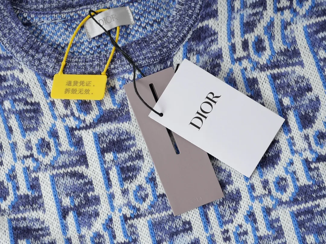 🅿️250 CD 2023 New Presbyopia Knitted Jacquard Vest Jay Chou's Same Style Blue Wool Fabric Oblique Printing Instructions This sleeveless sweater incorporates the D1or classic logo to reinterpret the classic sweater.  Crafted from blue wool jacquard, it's enhanced with the classic Oblique print all over. The comfortable fit with ribbed trim details makes it easy to put on and layer with a D1or T-shirt or shirt for an effortless yet stylish look. Oblique print throughout Ribbed crew neck and hem Sleeveless 100% virgin wool* Made in Italy Size: XS S M L