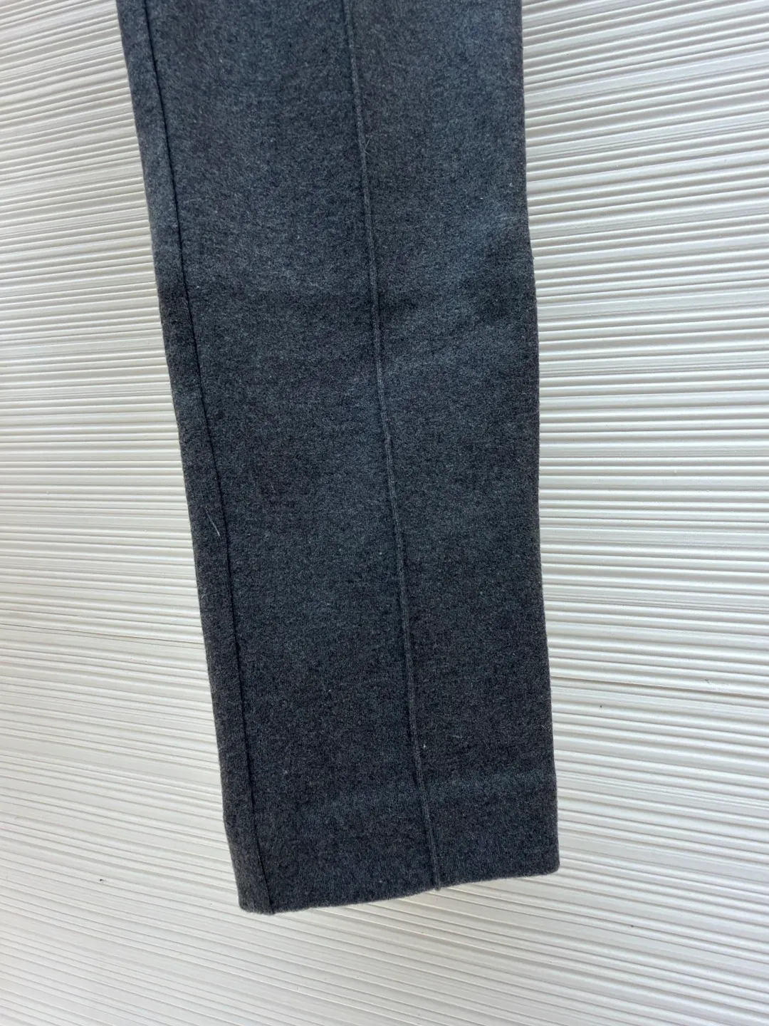 Dior presbyopic wool and cashmere straight trousers ●Item number: 1680903-C45 ●Material: wool cashmere fabric ●Technology: jacquard texture production ●Version: fitted version ●Weight: about 865 grams ●Size: S-M-L-XL ●Description: The fabric is made of cashmere fabric, containing 50% wool and pure cotton, with original hemming inside, jacquard letters, integrated design. One side has a solid color logo, and the spliced side has a classic presbyopia. It can be worn on both sides to change the style at any time. Customized imported velvet imported machine weaving, the material is conscientious and full of high-end texture. It is comfortable to wear and skin-friendly. It is made by a large factory and has perfect details and texture. The fabric is made of imported cashmere yarn. New product for early autumn! Hot style return! New version of dropped shoulder design High-grade navy blue presbyopic logo zipper cashmere jacket. Reversible. The letter jacquard texture on the back is luxurious and handsome. The hooded design is fashionable and advanced. The classic version does not make people look slimmer. Highly recommended! The overall wiring is straight and delicate, the fabric is comfortable and soft, and the color is consistent without color difference. It can be matched with the same style to create a fashionable look and control various occasions. Customized accessories, complete with three standards, same style for men and women!
