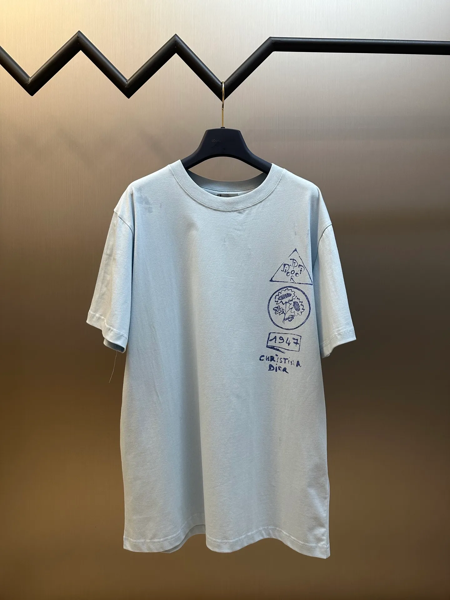 🅿️260 DIOR 25 Pink Circle Print Short Sleeve This T-shirt displays the logo from this season’s DIOR AND HYLTON NEL joint series. Crafted from blue cotton-jersey, it has a classic silhouette with a ribbed crew neck and a contrasting print on the front and back for added style. Cut for a relaxed fit, wear it with track pants or jeans.  size：xs s m l