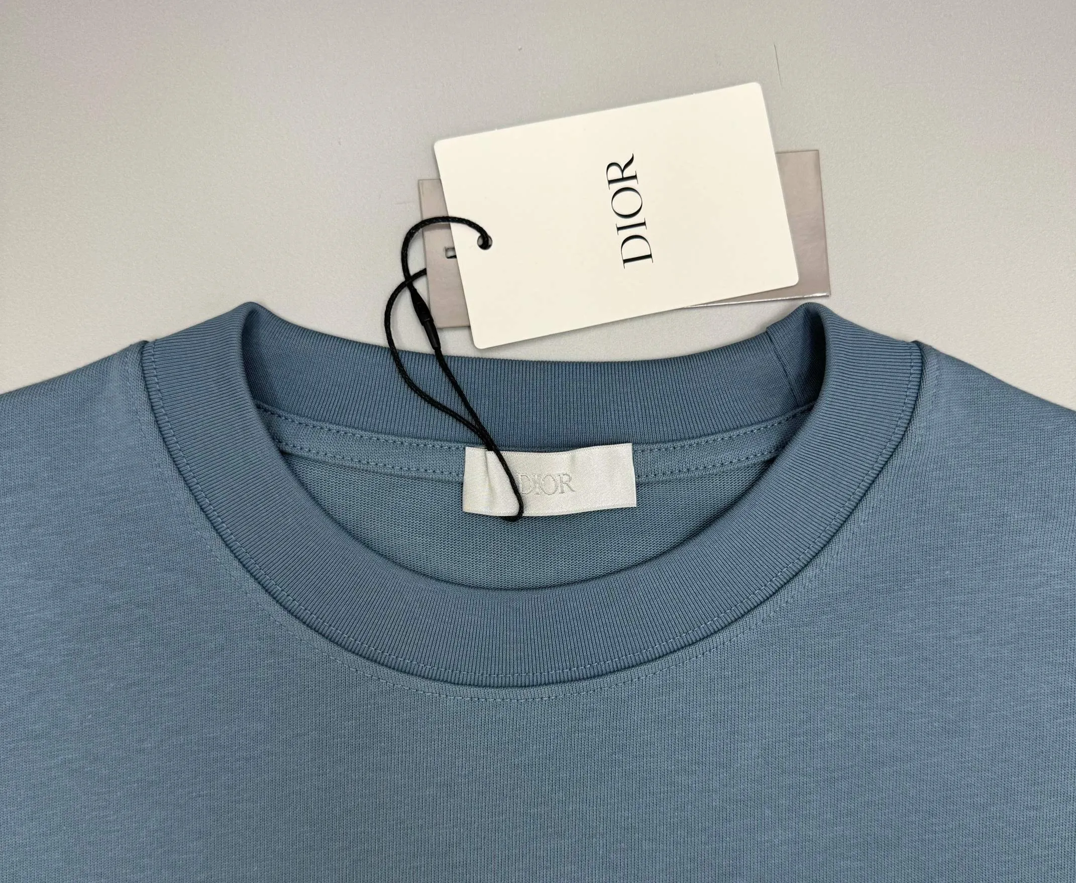 🅿️220 (top version, different currency) will not be taken off the shelves all year round, sell with confidence. Style: Dior/DIO.R short-sleeved T-shirt. Fabric: 300g double yarn 100% cotton. Rib: 320g heavy Sorona 1*1 trendy brand. Craftsmanship: imported machine embroidery logo. Color: white blue apricot. Size: XS S M L. Gender-neutral. Same style for men and women.