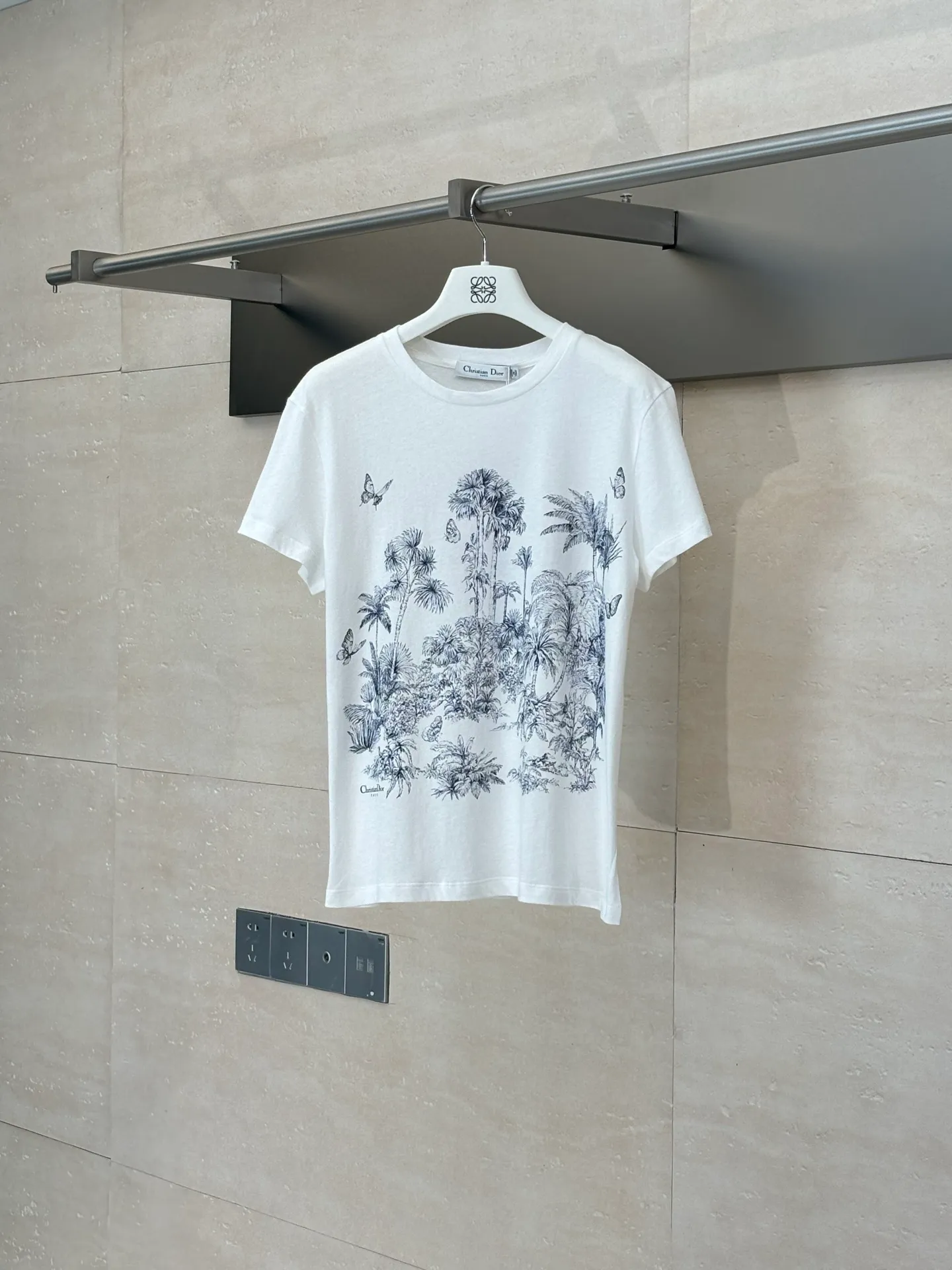 🅿️250 Dio*/Dior 25Ss new linen cotton printed butterfly forest style short-sleeved T-shirt. Made of imported linen cotton material, breathable, comfortable and full of texture. Regular short-sleeved T-shirt cut to highlight the brand style. Made of pure cotton with a slight stretch, showing a slimming visual effect. The natural style pattern of branches and leaves, flowers and butterfly forest is centered on the chest to create a fairy-like yet casual personality style. The brand's high-end design is full of sense, and it looks stylish when worn alone or paired with an inner layer. Size: S/M/L