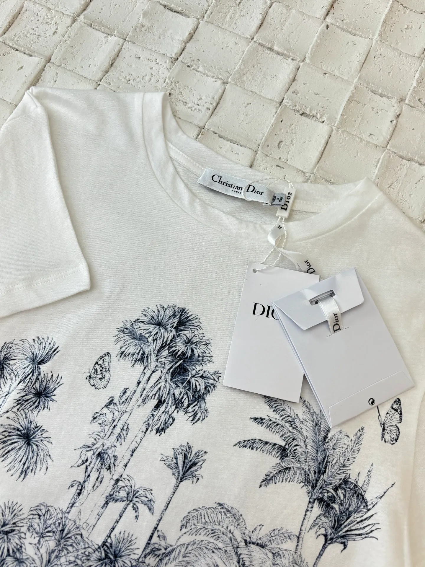 🅿️250 Dio*/Dior 25Ss new linen cotton printed butterfly forest style short-sleeved T-shirt. Made of imported linen cotton material, breathable, comfortable and full of texture. Regular short-sleeved T-shirt cut to highlight the brand style. Made of pure cotton with a slight stretch, showing a slimming visual effect. The natural style pattern of branches and leaves, flowers and butterfly forest is centered on the chest to create a fairy-like yet casual personality style. The brand's high-end design is full of sense, and it looks stylish when worn alone or paired with an inner layer. Size: S/M/L