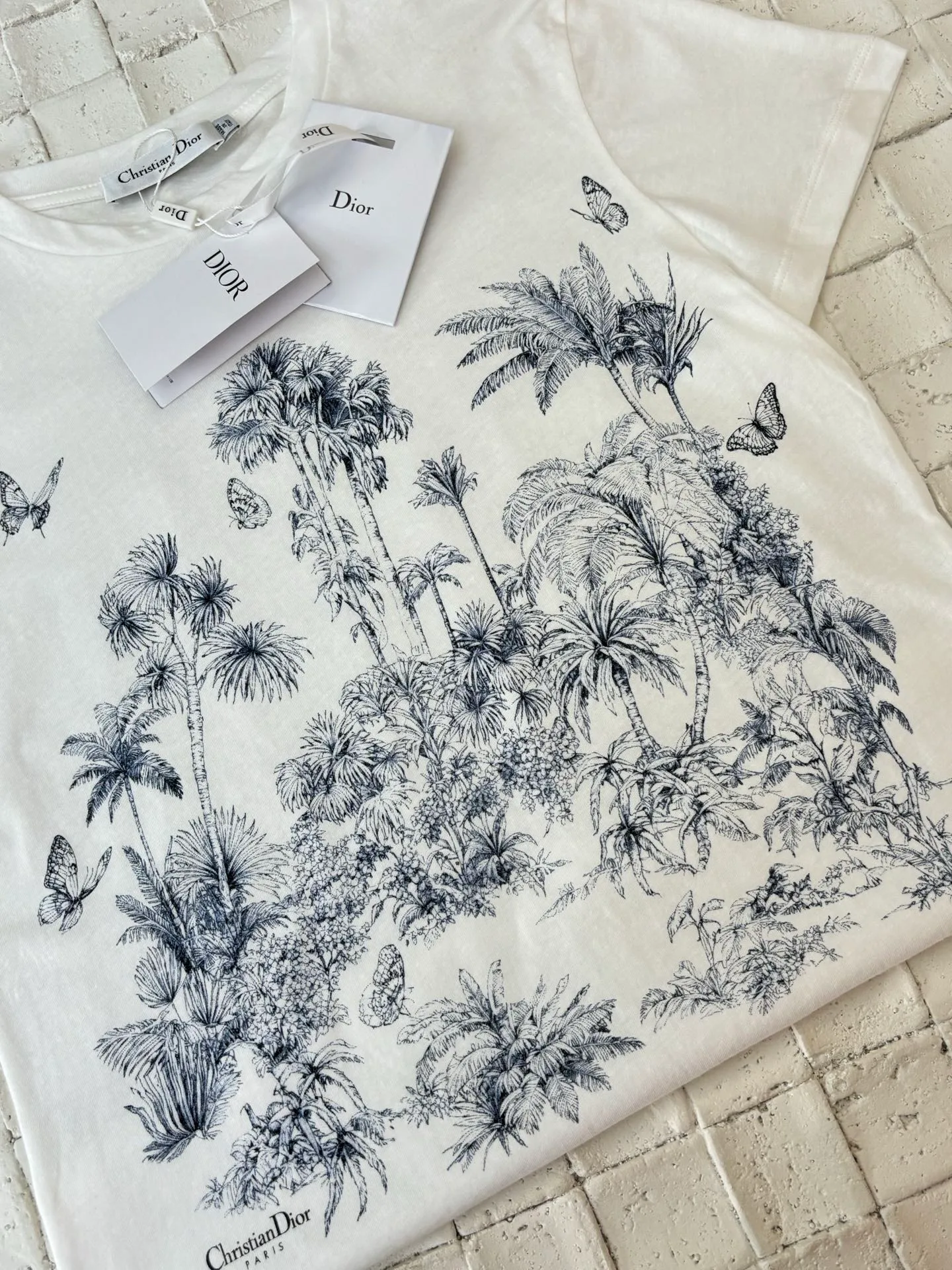🅿️250 Dio*/Dior 25Ss new linen cotton printed butterfly forest style short-sleeved T-shirt. Made of imported linen cotton material, breathable, comfortable and full of texture. Regular short-sleeved T-shirt cut to highlight the brand style. Made of pure cotton with a slight stretch, showing a slimming visual effect. The natural style pattern of branches and leaves, flowers and butterfly forest is centered on the chest to create a fairy-like yet casual personality style. The brand's high-end design is full of sense, and it looks stylish when worn alone or paired with an inner layer. Size: S/M/L