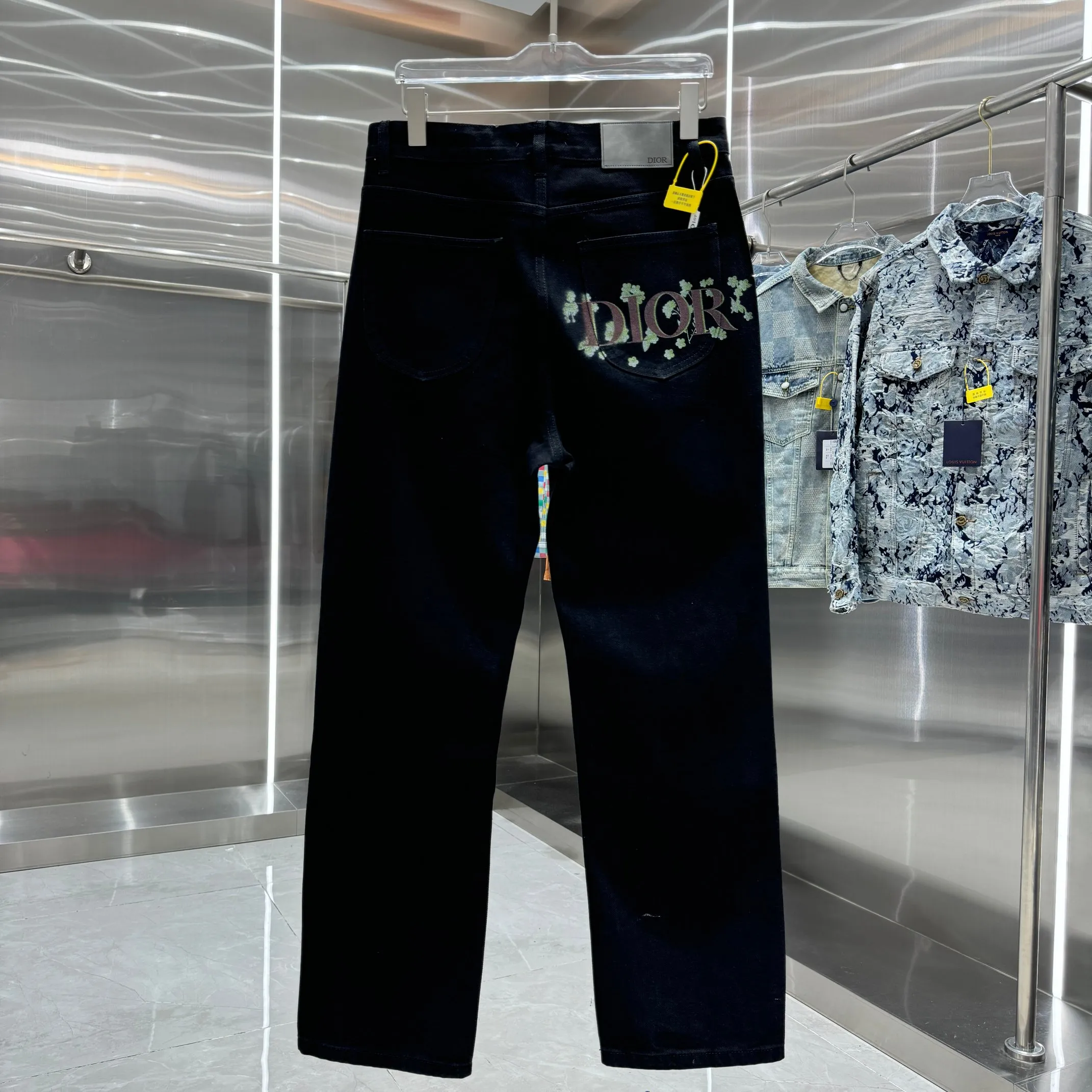🅿️260 Dior 25 new products back pocket letter LOGO jeans! Specific latest brand leather label blockbuster item ~ private channel rare product! No matter from the pattern, fabric or small details of hardware accessories, you can't be picky! Customer-supplied hardware accessories Imported customer-supplied custom-woven denim and cotton fabrics, fashionable and individual. Super versatile and good-looking, a must-have style. Very good-looking Size: 28 30 32 34 36 Color: black