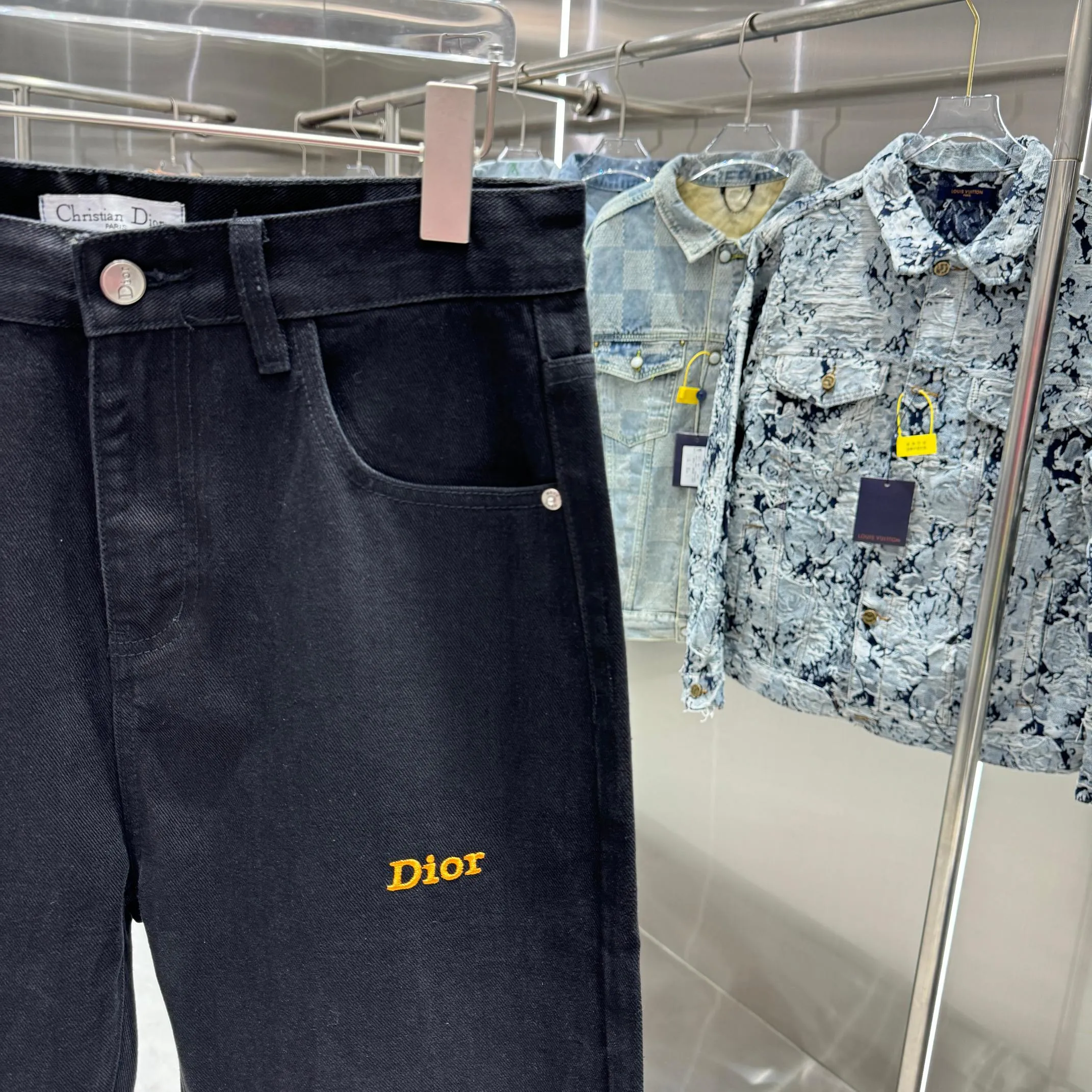 🅿️260 Dior 25 new products back pocket letter LOGO jeans! Specific latest brand leather label blockbuster item ~ private channel rare product! No matter from the pattern, fabric or small details of hardware accessories, you can't be picky! Customer-supplied hardware accessories Imported customer-supplied custom-woven denim and cotton fabrics, fashionable and individual. Super versatile and good-looking, a must-have style. Very good-looking Size: 28 30 32 34 36 Color: black