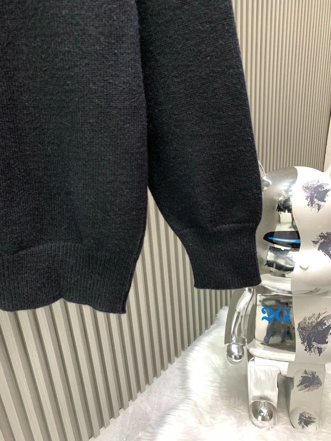 🅿️380 🀄️ DIOR Dr 25 early spring new specimen embroidered crew neck sweater ⚠️Original purchase price of ¥46,000 Sheep wool blended wool Embellished with Archives Labels on the chest embroidery Ribbed crew neck cuffs and hem Full set of accessories Sheep wool blended wool is made of 12S jacquard Sheep wool blended wool is a kind of mohair The fabric is made of a mixture of nylon and sheep wool. The wool itself has good thermal insulation properties. It still maintains the fiber structure after blending, giving it a soft and comfortable touch. The fabric has good elasticity, is soft and smooth, and has high gloss. It combines the wear resistance of multiple fibers to make the fabric more durable. It has moisture absorption, breathability, antibacterial, anti-wrinkle and other properties, extending its service life. The chest is decorated with Archives Labels embroidery. The water-soluble vacuum embroidery process is a unique embroidery technology. Use water-soluble non-woven fabric as the base fabric, embroider the pattern with a computer embroidery machine, use vacuum equipment to fix the embroidery work, and adjust the vacuum level to show different three-dimensional effects. Put the fixed embroidery work in hot water to dissolve the water-soluble base fabric, leaving a three-dimensional embroidery pattern. Special washing process creates a soft feel. The whole body is made of high-elastic silk for garment linkage. The special washing process makes the body of the garment elastic, and will not cause the clothes to become loose during the washing process. Delicate feel The tighter weave is less prone to pilling than sweaters with loose weaves. The yarn feels soft and waxy, skin-friendly and gentle. A special washing process is used to soften the fabric. At the same time, the entire garment is connected with high elastic yarn, making the garment feel fluffy and soft without affecting the overall shape effect.