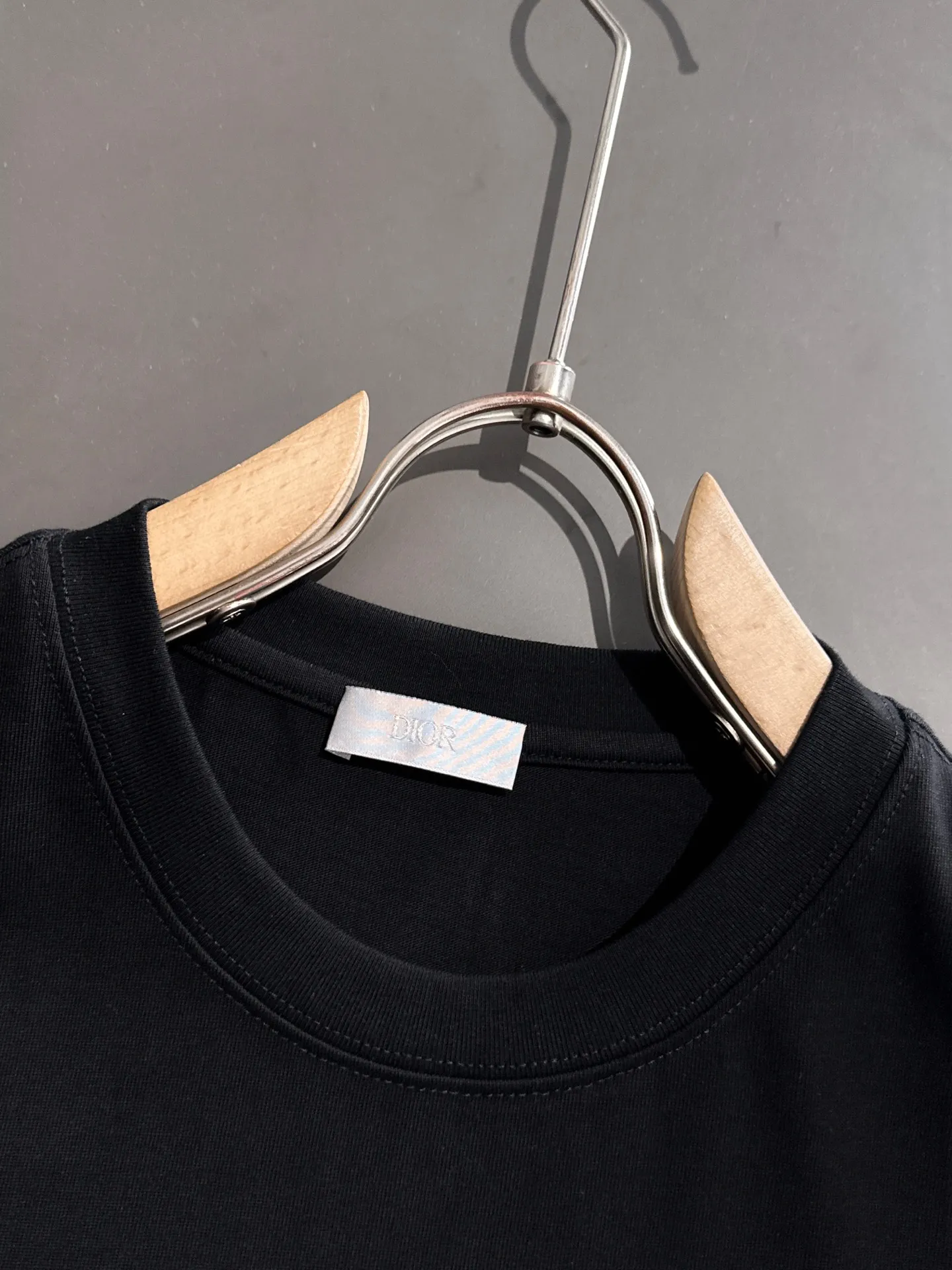 🅿️270 Shipped next day Dior 2025 summer new style (top quality, differentiated currency) The launch of short-sleeved double yarn pure cotton fabric Spring and summer catwalk style Exclusive personalized style Same style for men and women Made of imported custom dyed fabric Back neck chain bottom fully shoulder-covering No deformation or shrinkage when exposed to water SIZE: M to 4XL