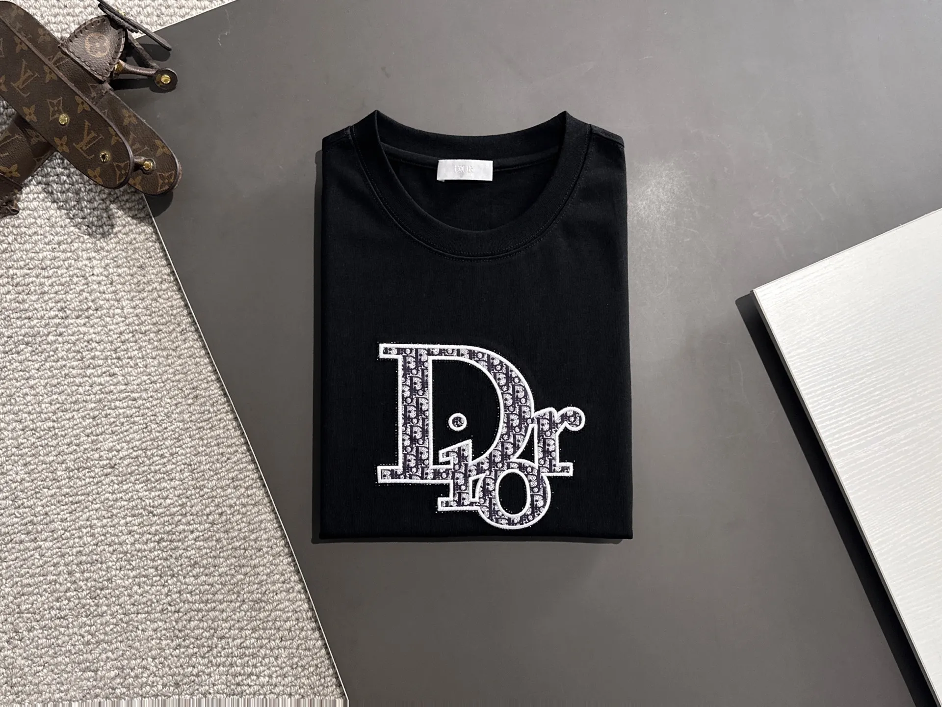 🅿️270 Shipped next day Dior 2025 summer new style (top quality, differentiated currency) The launch of short-sleeved double yarn pure cotton fabric Spring and summer catwalk style Exclusive personalized style Same style for men and women Made of imported custom dyed fabric Back neck chain bottom fully shoulder-covering No deformation or shrinkage when exposed to water SIZE: M to 4XL
