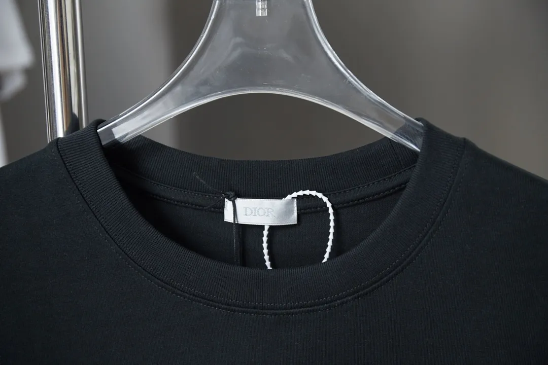 🅿️180 Christian Dior CD 25SS early spring new style, joint ski series, newspaper pattern logo short sleeves, light luxury, essential item for daily commuting for men and women, correct version, welcome to compare, detailed features · 280g 100% pure cotton double yarn jersey fabric · Custom dyed in the same cylinder, special thickened 32 count double-strand 1X1 thread · Imported digital direct-injection printing pattern · Double-needle stitching and cross-stitching process · Original main mark, washed tag, brand moisture-proof paper packaging Color: White/Black Size: S/M/L/XL