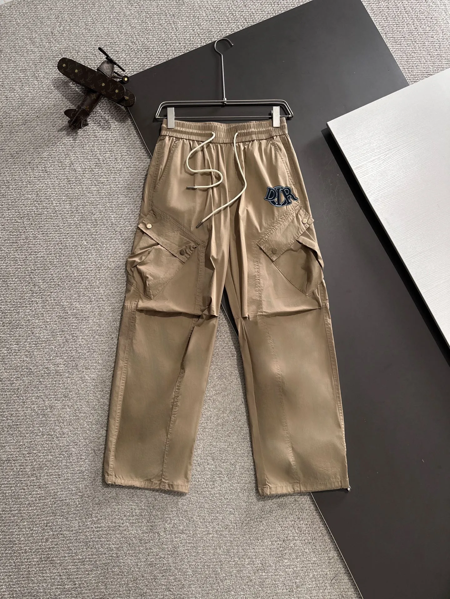 🅿️380 next day shipping Dior 2025 spring and summer new elastic band casual pants, thin counter custom fabrics, high breathability and comfort, impeccable details, brand element design concept, reflecting high quality. It feels delicate and soft! It presents a casual cut and the upper body shape is great! Size: M-4XL