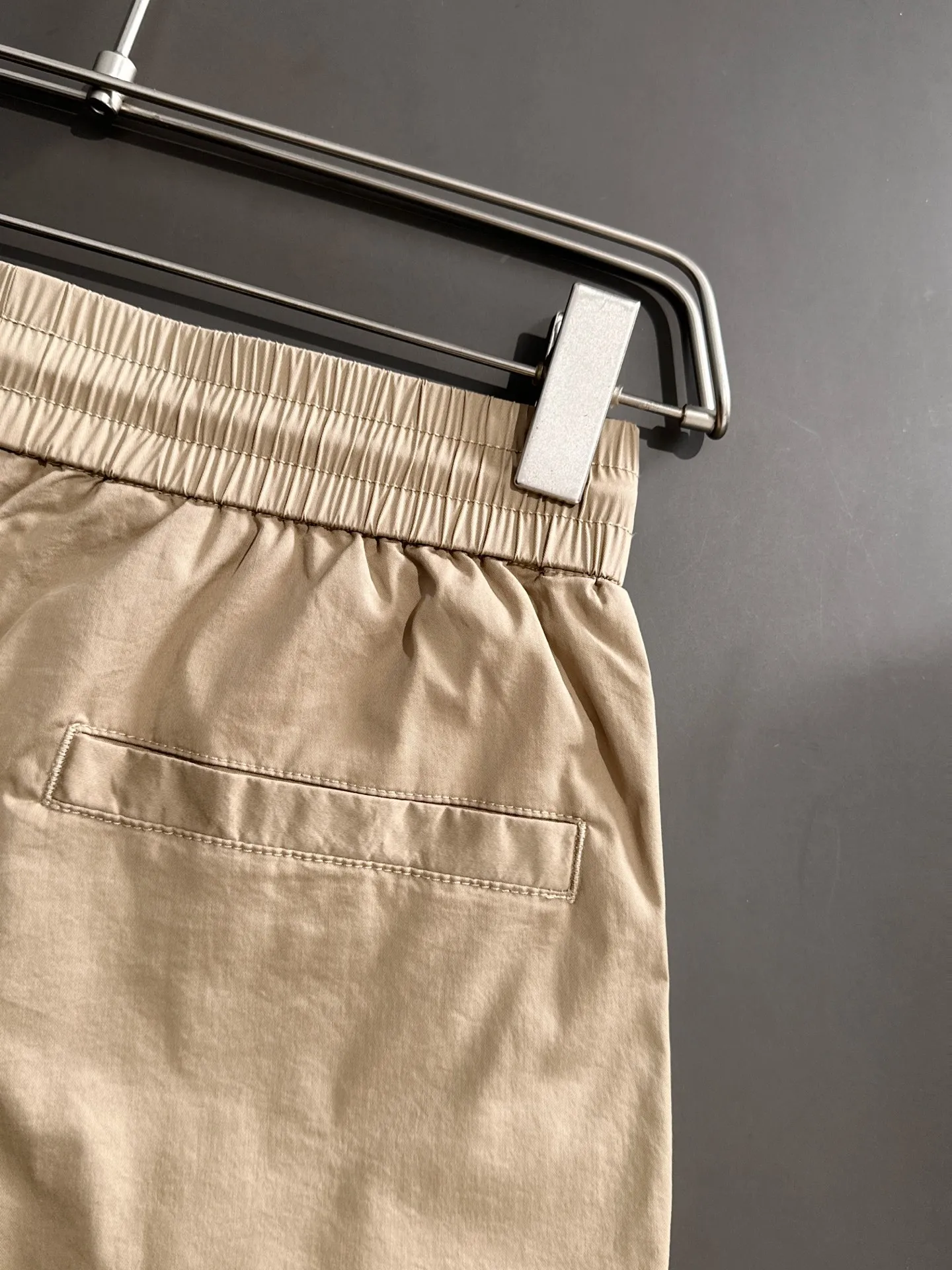 🅿️380 next day shipping Dior 2025 spring and summer new elastic band casual pants, thin counter custom fabrics, high breathability and comfort, impeccable details, brand element design concept, reflecting high quality. It feels delicate and soft! It presents a casual cut and the upper body shape is great! Size: M-4XL