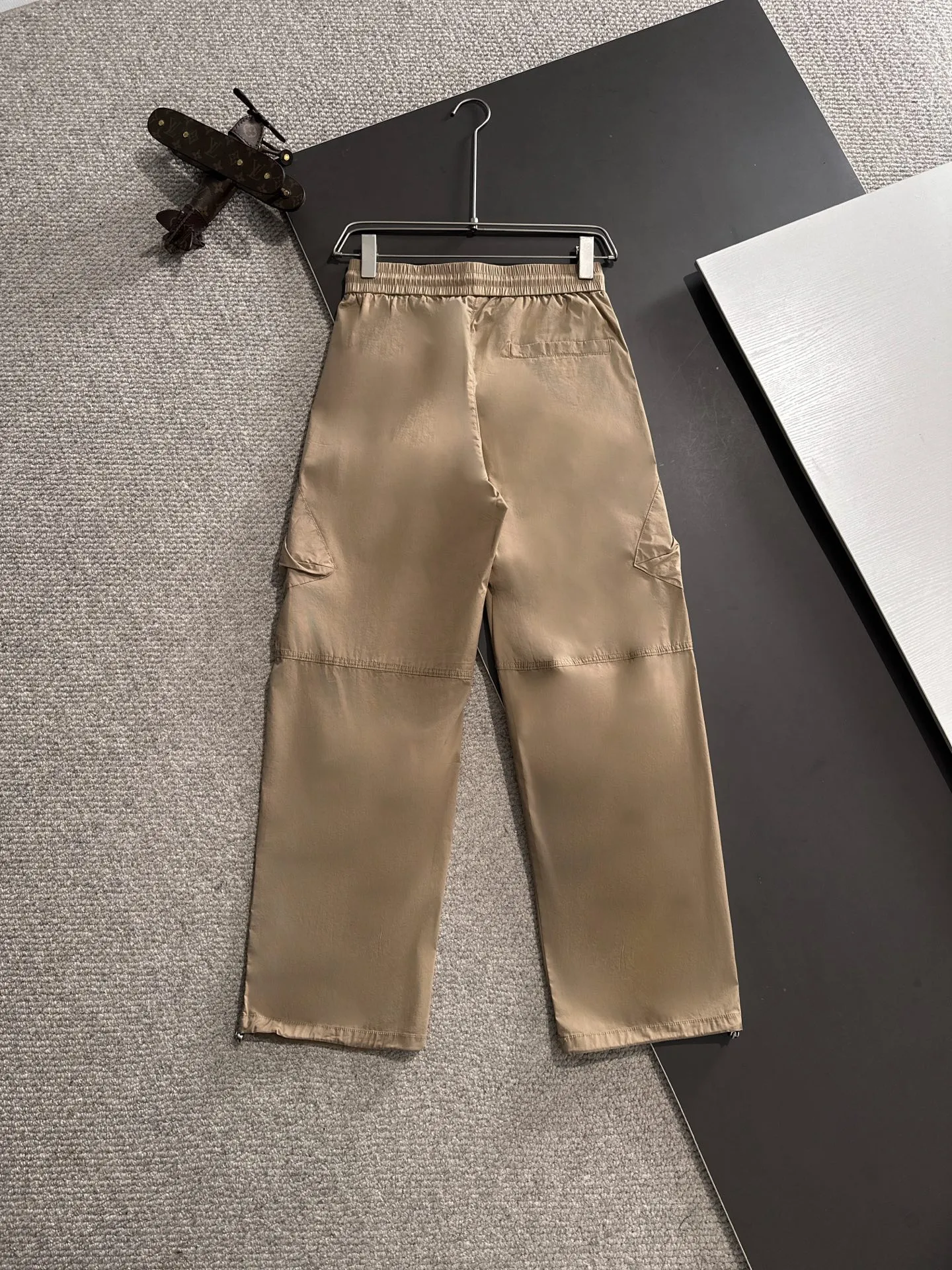 🅿️380 next day shipping Dior 2025 spring and summer new elastic band casual pants, thin counter custom fabrics, high breathability and comfort, impeccable details, brand element design concept, reflecting high quality. It feels delicate and soft! It presents a casual cut and the upper body shape is great! Size: M-4XL
