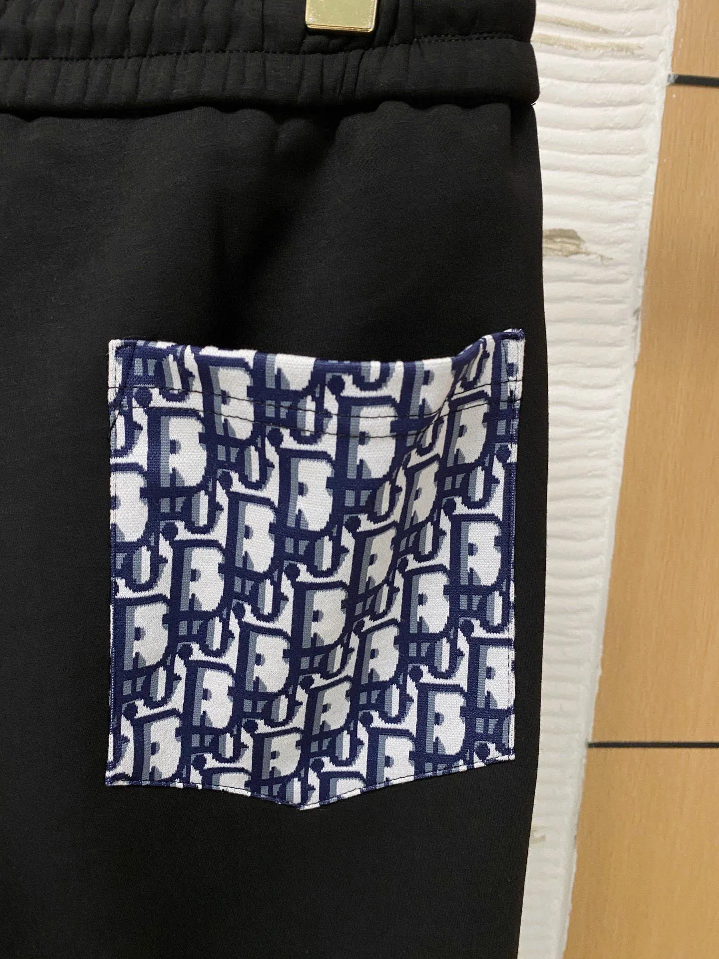 🅿️720 [DIOR Dior] Hot-selling suit is coming. Focus on the original version of the official website. 2025 new hot-selling cardigan and sweatshirt suit. The original order is the best 🇭🇰. It is the meticulous work of top designers for a fitting and perfect upper body effect. All-natural high-quality Tencel Roman cotton 100%, close-fitting comfort, noble and elegant! Original hardware embodies elegance and nobility! Counter size: M-3XL (maximum wear up to 190 pounds)