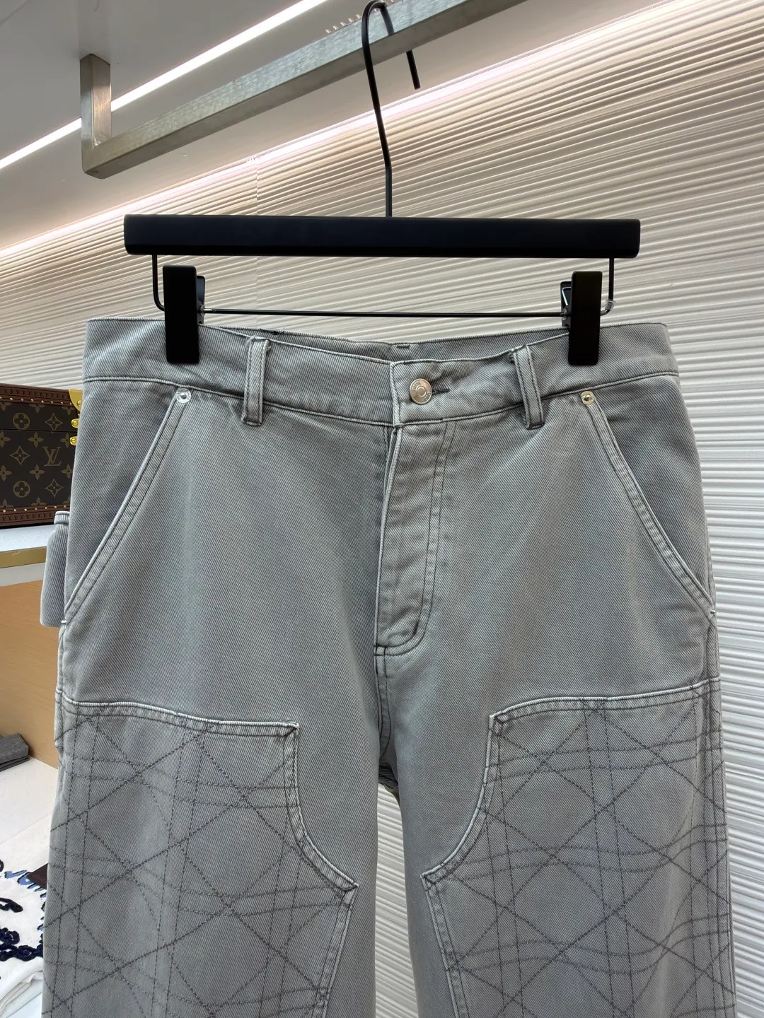 Dior cotton twill hoop plaid embroidered jeans ●Original version: Purchased and developed by 12180 ●Item number: 1682554-B70 ●Material: cotton twill fabric ●Technology: embroidery production ●Color: gray ●Version: fitted version ●Weight: about 760 grams ●Size: 39-40-41-42 ●Description: After stone-washing process, it has a matte gray texture. The fabric is stiff, wear-resistant, soft and skin-friendly, and is not easy to deform or fade. The geometric plaid stitching on the front of the trousers uses heavy embroidery technology. The stitches are even and fine, and the texture is three-dimensional and regular, forming a visual hierarchy with the fabric. The workwear patch pocket design uses double-layer splicing technology, which is firm and practical. The custom-made metal buttons and zippers on the waist have a thick texture, and the trouser loops are evenly distributed to match the belt. The overall shape is a straight workwear silhouette. The trouser leg hemming is exquisite, the stitching is straight and fine, the customized accessories and three labels are complete, and the detailed craftsmanship shows the brand's ingenuity. It is suitable for daily outings, workwear-style wear and other scenarios. The overall wiring is straight and delicate, the fabric is comfortable and soft, and the color is consistent without color difference. It can be matched with the same style to create a fashionable look and control various occasions. Customized accessories, complete with three standards, same style for men and women!