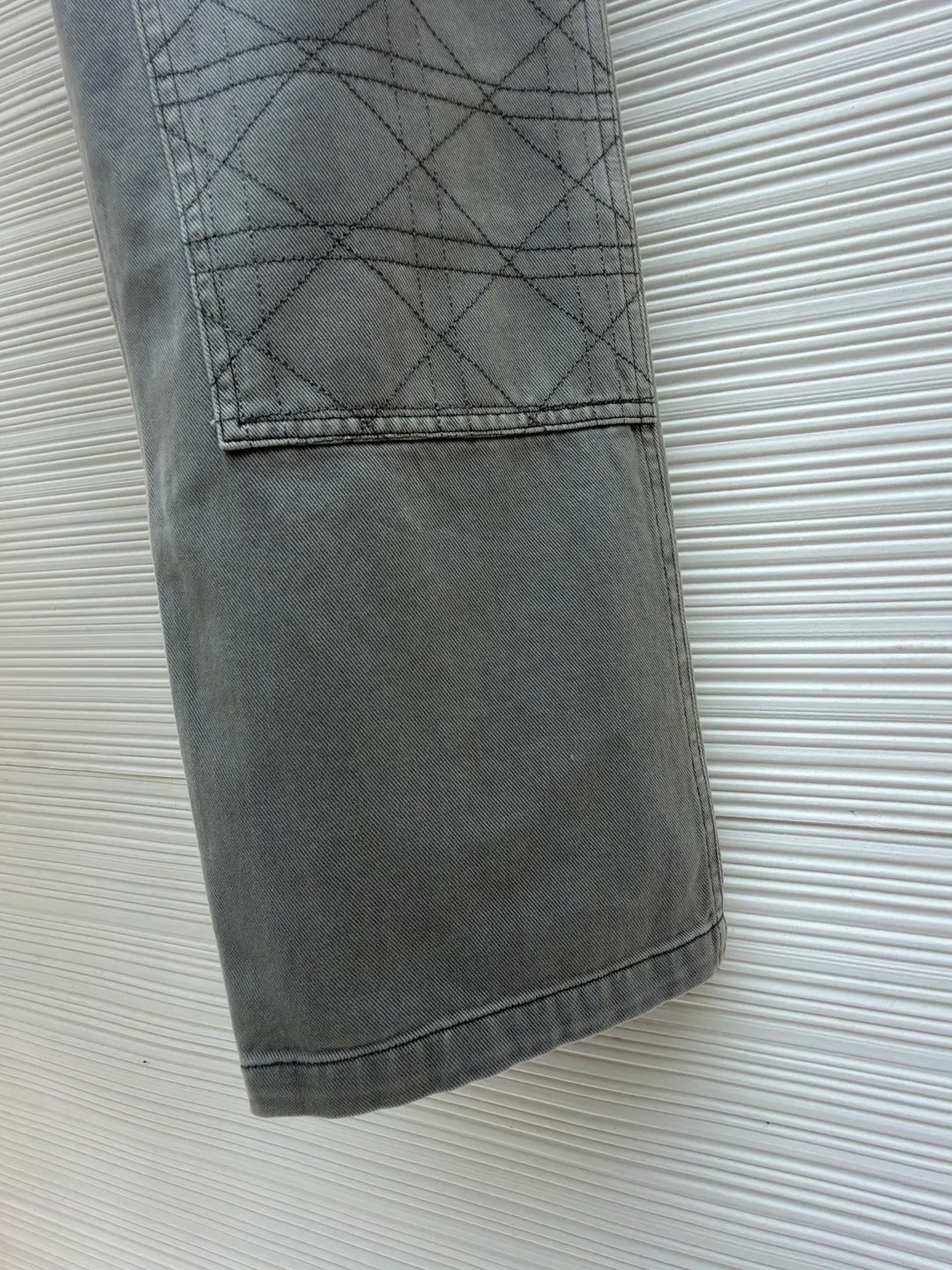 Dior cotton twill hoop plaid embroidered jeans ●Original version: Purchased and developed by 12180 ●Item number: 1682554-B70 ●Material: cotton twill fabric ●Technology: embroidery production ●Color: gray ●Version: fitted version ●Weight: about 760 grams ●Size: 39-40-41-42 ●Description: After stone-washing process, it has a matte gray texture. The fabric is stiff, wear-resistant, soft and skin-friendly, and is not easy to deform or fade. The geometric plaid stitching on the front of the trousers uses heavy embroidery technology. The stitches are even and fine, and the texture is three-dimensional and regular, forming a visual hierarchy with the fabric. The workwear patch pocket design uses double-layer splicing technology, which is firm and practical. The custom-made metal buttons and zippers on the waist have a thick texture, and the trouser loops are evenly distributed to match the belt. The overall shape is a straight workwear silhouette. The trouser leg hemming is exquisite, the stitching is straight and fine, the customized accessories and three labels are complete, and the detailed craftsmanship shows the brand's ingenuity. It is suitable for daily outings, workwear-style wear and other scenarios. The overall wiring is straight and delicate, the fabric is comfortable and soft, and the color is consistent without color difference. It can be matched with the same style to create a fashionable look and control various occasions. Customized accessories, complete with three standards, same style for men and women!