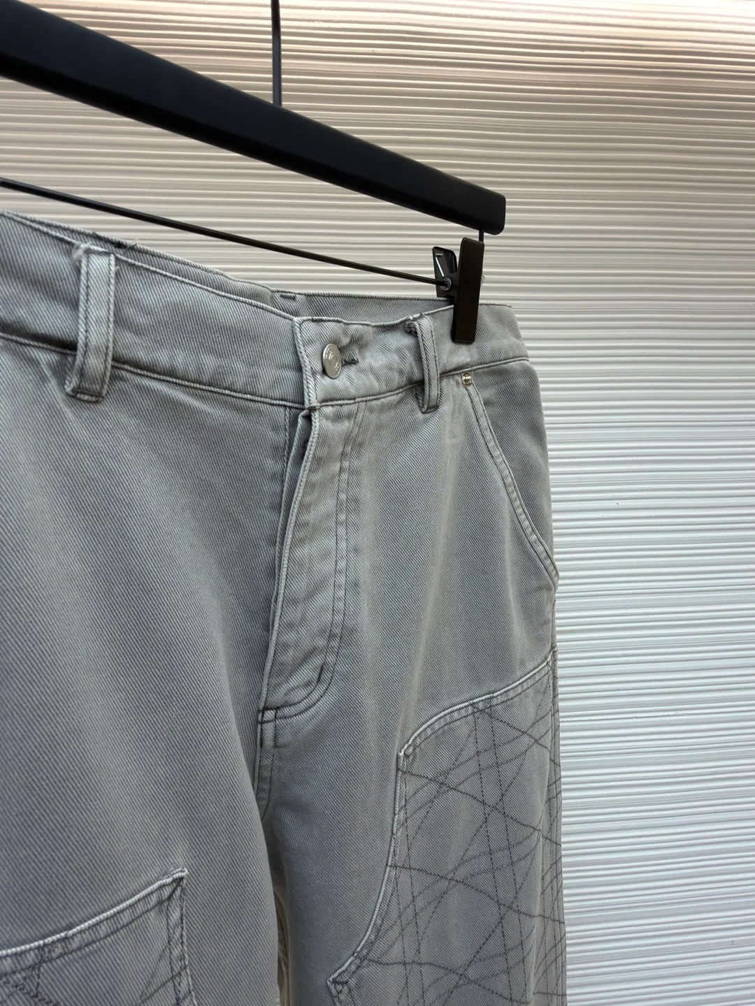 Dior cotton twill hoop plaid embroidered jeans ●Original version: Purchased and developed by 12180 ●Item number: 1682554-B70 ●Material: cotton twill fabric ●Technology: embroidery production ●Color: gray ●Version: fitted version ●Weight: about 760 grams ●Size: 39-40-41-42 ●Description: After stone-washing process, it has a matte gray texture. The fabric is stiff, wear-resistant, soft and skin-friendly, and is not easy to deform or fade. The geometric plaid stitching on the front of the trousers uses heavy embroidery technology. The stitches are even and fine, and the texture is three-dimensional and regular, forming a visual hierarchy with the fabric. The workwear patch pocket design uses double-layer splicing technology, which is firm and practical. The custom-made metal buttons and zippers on the waist have a thick texture, and the trouser loops are evenly distributed to match the belt. The overall shape is a straight workwear silhouette. The trouser leg hemming is exquisite, the stitching is straight and fine, the customized accessories and three labels are complete, and the detailed craftsmanship shows the brand's ingenuity. It is suitable for daily outings, workwear-style wear and other scenarios. The overall wiring is straight and delicate, the fabric is comfortable and soft, and the color is consistent without color difference. It can be matched with the same style to create a fashionable look and control various occasions. Customized accessories, complete with three standards, same style for men and women!