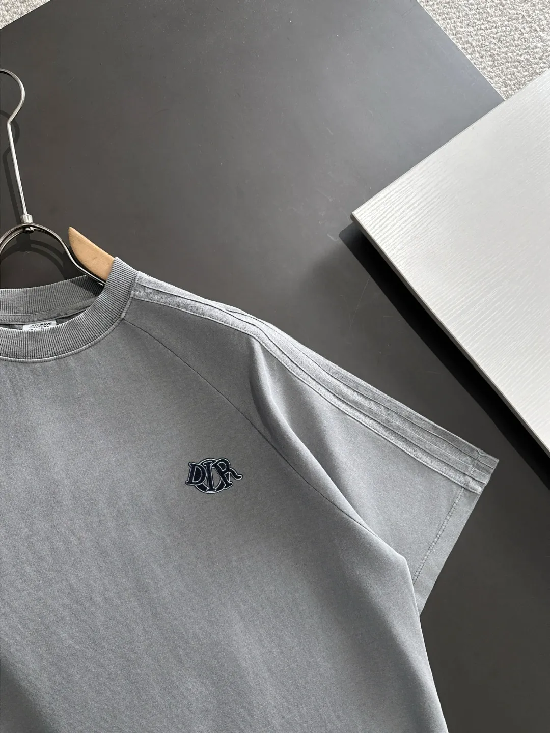 🅿️270 shipped next day. High quality DIOR Dior 2025 spring and summer new men's batik washed short-sleeved T-shirt. Made of combed heavy weight washed double yarn fabric. The high-strength fabric feels full of weight when weighed. The upper body is also more textured than ordinary T-shirts and is not easy to deform. This texture can cope with the weather. It is sweat-absorbent and breathable, suitable for both hot and cold! Perfectly produced with reference to the original stitch and stitch! Loose fit design, looks noble. Sizes: S to XXL