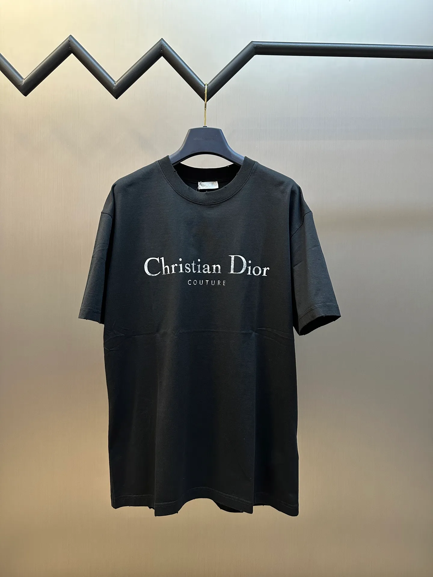 🅿️280 Dior Bad Dot Print Letter Short Sleeve This Christian Dior Couture short sleeve is a new product of the 25th autumn men's wear series, adding a fashionable temperament to the classic items in the wardrobe. Crafted from distressed-effect cotton jersey, it's enhanced with a Christian Dior Couture signature print on the chest. Wear it with jeans or shorts for a casual look.  size：xs s m l