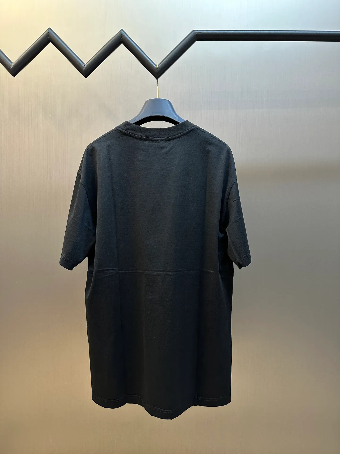 🅿️280 Dior Bad Dot Print Letter Short Sleeve This Christian Dior Couture short sleeve is a new product of the 25th autumn men's wear series, adding a fashionable temperament to the classic items in the wardrobe. Crafted from distressed-effect cotton jersey, it's enhanced with a Christian Dior Couture signature print on the chest. Wear it with jeans or shorts for a casual look.  size：xs s m l