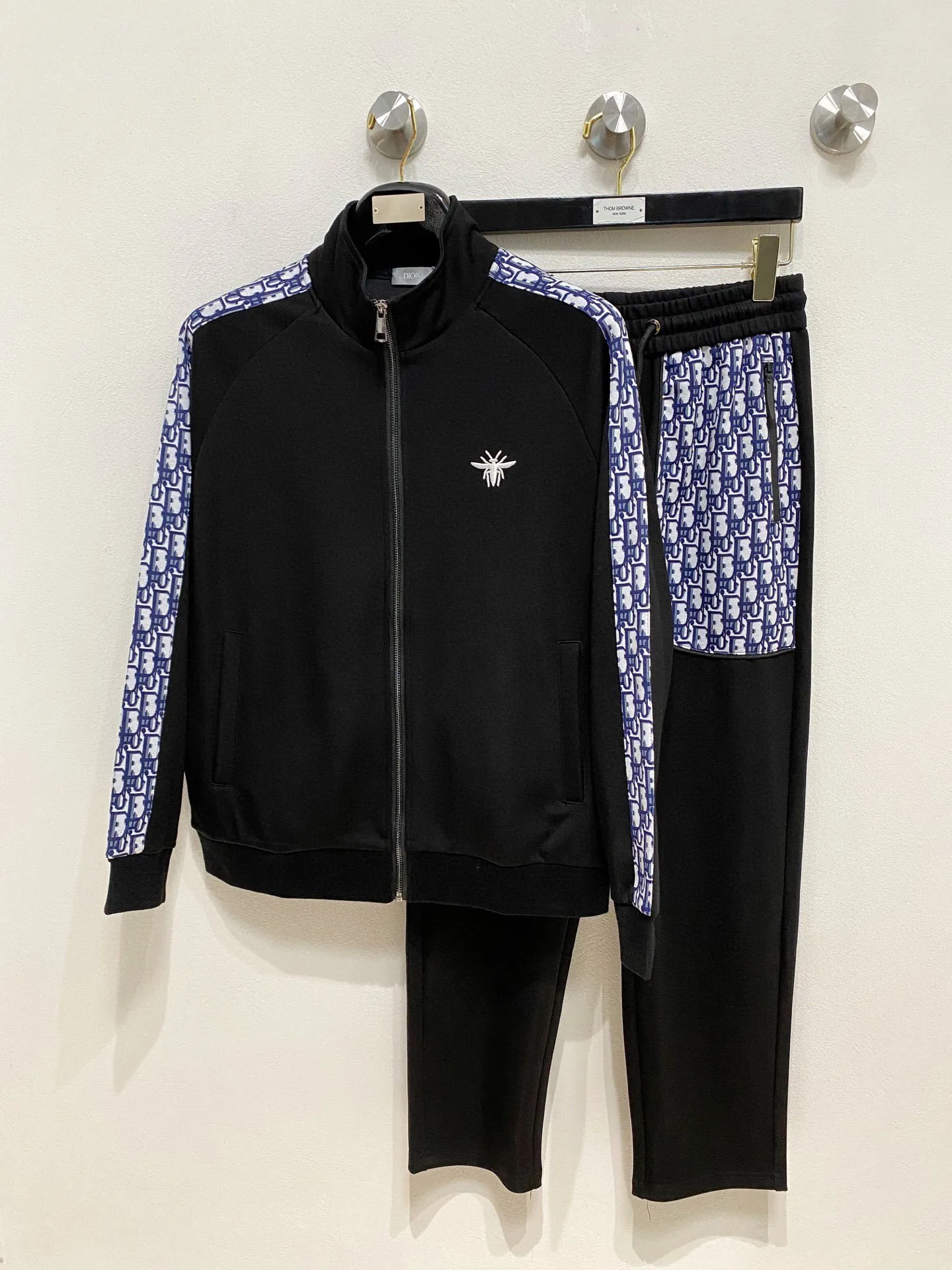 🅿️700 [DIOR Dior] Hot-selling suit is coming. Focus on the original version of the official website. 2025 new hot-selling cardigan and sweatshirt suit. The original order is the best. 🇭🇰The meticulous work of top designers. Just for a fitting and perfect upper body effect. All-natural high-quality Tencel Roman cotton 100%, close-fitting comfort, noble and elegant! Original hardware embodies elegance and nobility! Counter size: M-3XL (maximum wear up to 190 pounds)