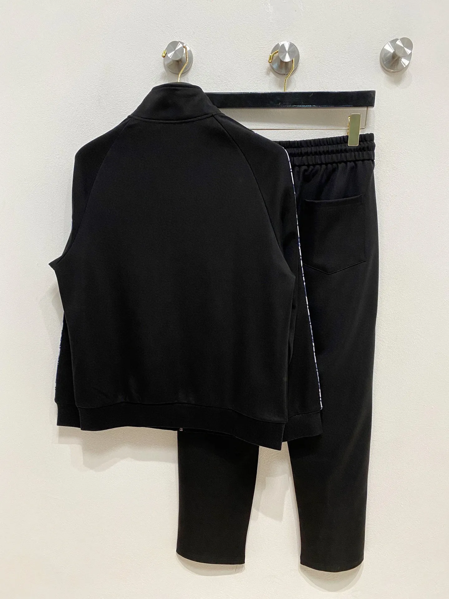 🅿️700 [DIOR Dior] Hot-selling suit is coming. Focus on the original version of the official website. 2025 new hot-selling cardigan and sweatshirt suit. The original order is the best. 🇭🇰The meticulous work of top designers. Just for a fitting and perfect upper body effect. All-natural high-quality Tencel Roman cotton 100%, close-fitting comfort, noble and elegant! Original hardware embodies elegance and nobility! Counter size: M-3XL (maximum wear up to 190 pounds)