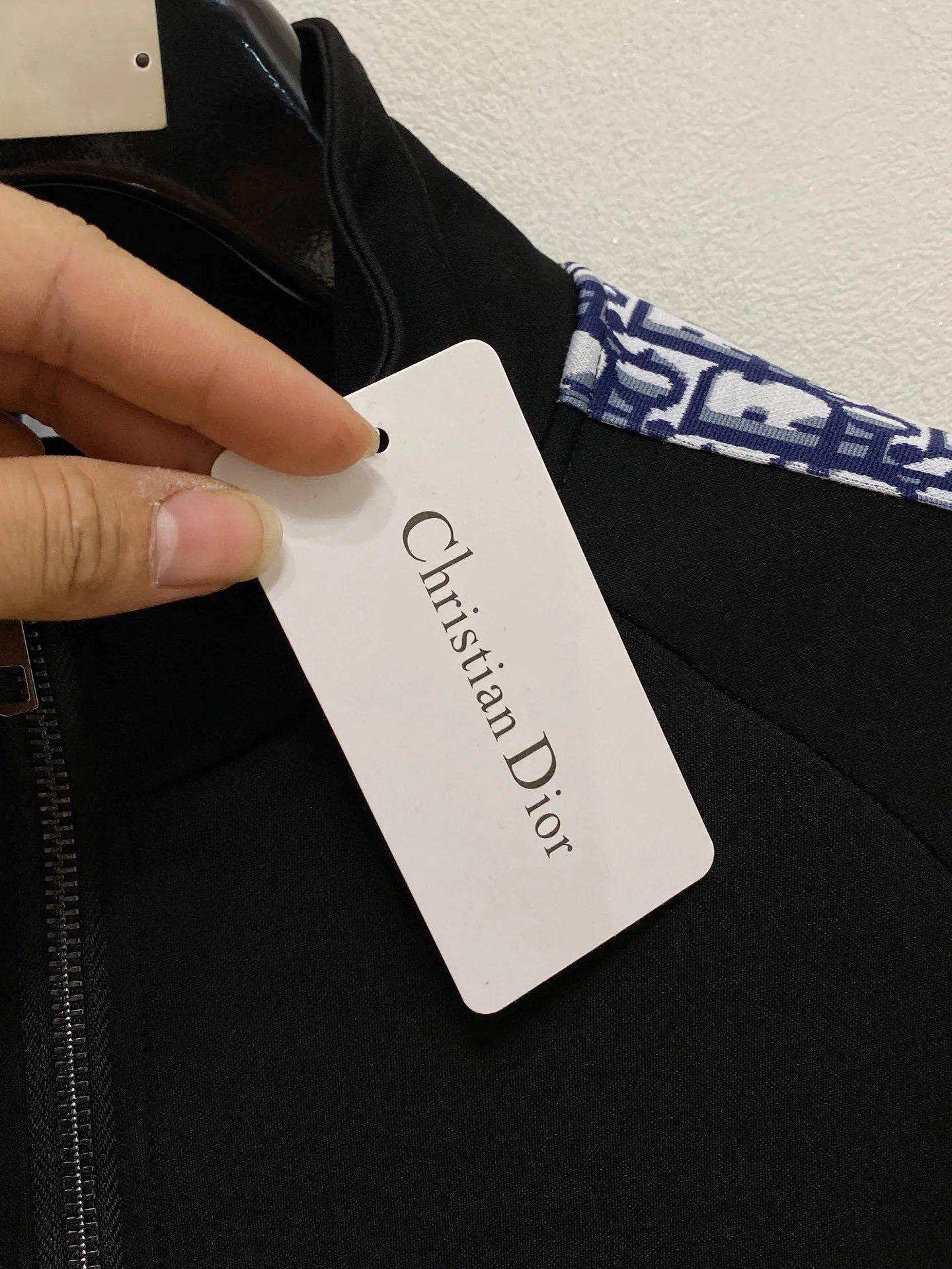 🅿️700 [DIOR Dior] Hot-selling suit is coming. Focus on the original version of the official website. 2025 new hot-selling cardigan and sweatshirt suit. The original order is the best. 🇭🇰The meticulous work of top designers. Just for a fitting and perfect upper body effect. All-natural high-quality Tencel Roman cotton 100%, close-fitting comfort, noble and elegant! Original hardware embodies elegance and nobility! Counter size: M-3XL (maximum wear up to 190 pounds)