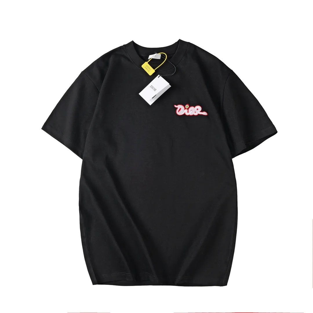 🅿️190 CD 2025 new style embroidered letter short sleeves. This T-shirt is from the DO AND KAWS limited series. Crafted from cotton jersey and embellished with DO AND KAWS embroidery, the Do logo is reinterpreted as a colorful snake. Wear it with the limited edition trousers for a refined look.  Cotton jersey fabric is a knitted fabric made of cotton fiber. The fabric has good moisture absorption and breathability. The softness and skin-friendly nature of the cotton fiber make the fabric feel comfortable to the touch. The fabric structure gives the fabric a certain degree of strength and stability, but its elasticity may be less than other complex weaving methods.  The tatami mat serves as the base for embroidery, ensuring its surface is flat and suitable for embroidery. The stitches of the embroidery are very tight, which makes the surface of the embroidery pattern smooth and delicate, and feels smooth to the touch. The use of bright silk threads for embroidery makes the pattern rich and full in color and has a strong visual impact.  Using a backstitch stitch, embroider along the edges of the design. The embroidery keeps the stitches tight and flat, and embroiders narrow strip-like graphics to ensure that the hemming effect shows a strong sense of line and three-dimensionality. CD / KAWS loose fit T-shirt Fabric: 12S fine cotton plain fabric / 310G Rib: 21S double yarn stretcher / 420G This T-shirt is from the DO AND KAWS limited series. Crafted from cotton jersey and embellished with DO AND KAWS embroidery, the Do logo is reinterpreted as a colorful snake. Wear it with the limited edition trousers for a refined look.  Cotton jersey fabric is a knitted fabric made of cotton fiber. The fabric has good moisture absorption and breathability. The softness and skin-friendly nature of the cotton fiber make the fabric feel comfortable to the touch. The fabric structure gives the fabric a certain degree of strength and stability, but its elasticity may be less than other complex weaving methods.  The tatami mat serves as the base for embroidery, ensuring its surface is flat and suitable for embroidery. The stitches of the embroidery are very tight, which makes the surface of the embroidery pattern smooth and delicate, and feels smooth to the touch. The use of bright silk threads for embroidery makes the pattern rich and full in color and has a strong visual impact.  Using a backstitch stitch, embroider along the edges of the design. The embroidery keeps the stitches tight and flat, and embroiders narrow strip-like graphics to ensure that the hemming effect shows a strong sense of line and three-dimensionality. Size: XS S M L