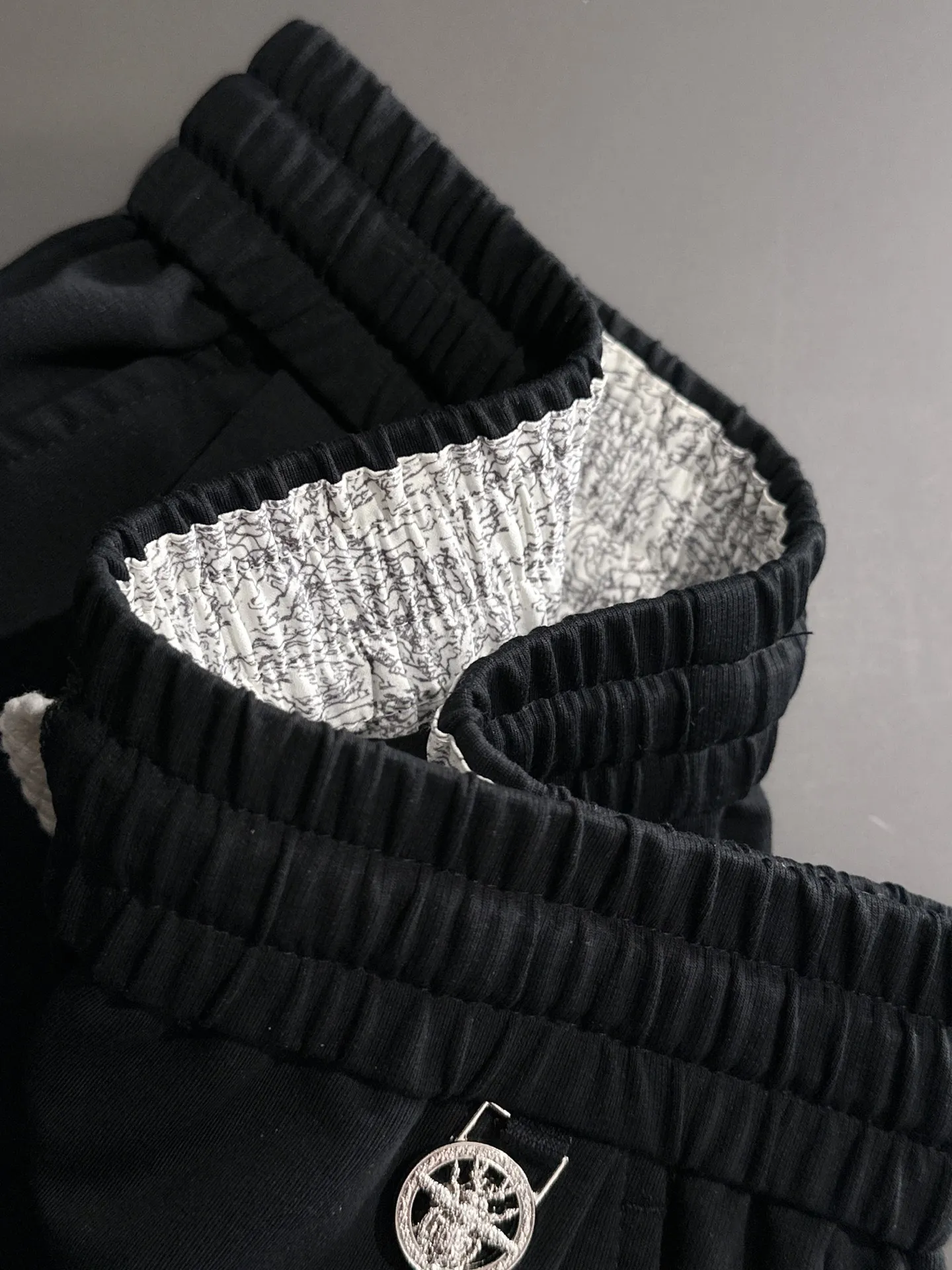 🅿️380 next day shipping Dior 2025 spring and summer new elastic band casual pants, thin counter custom fabrics, high breathability and comfort, impeccable details, brand element design concept, reflecting high quality. It feels delicate and soft! It presents a casual cut and the upper body shape is great! Size: M-4XL