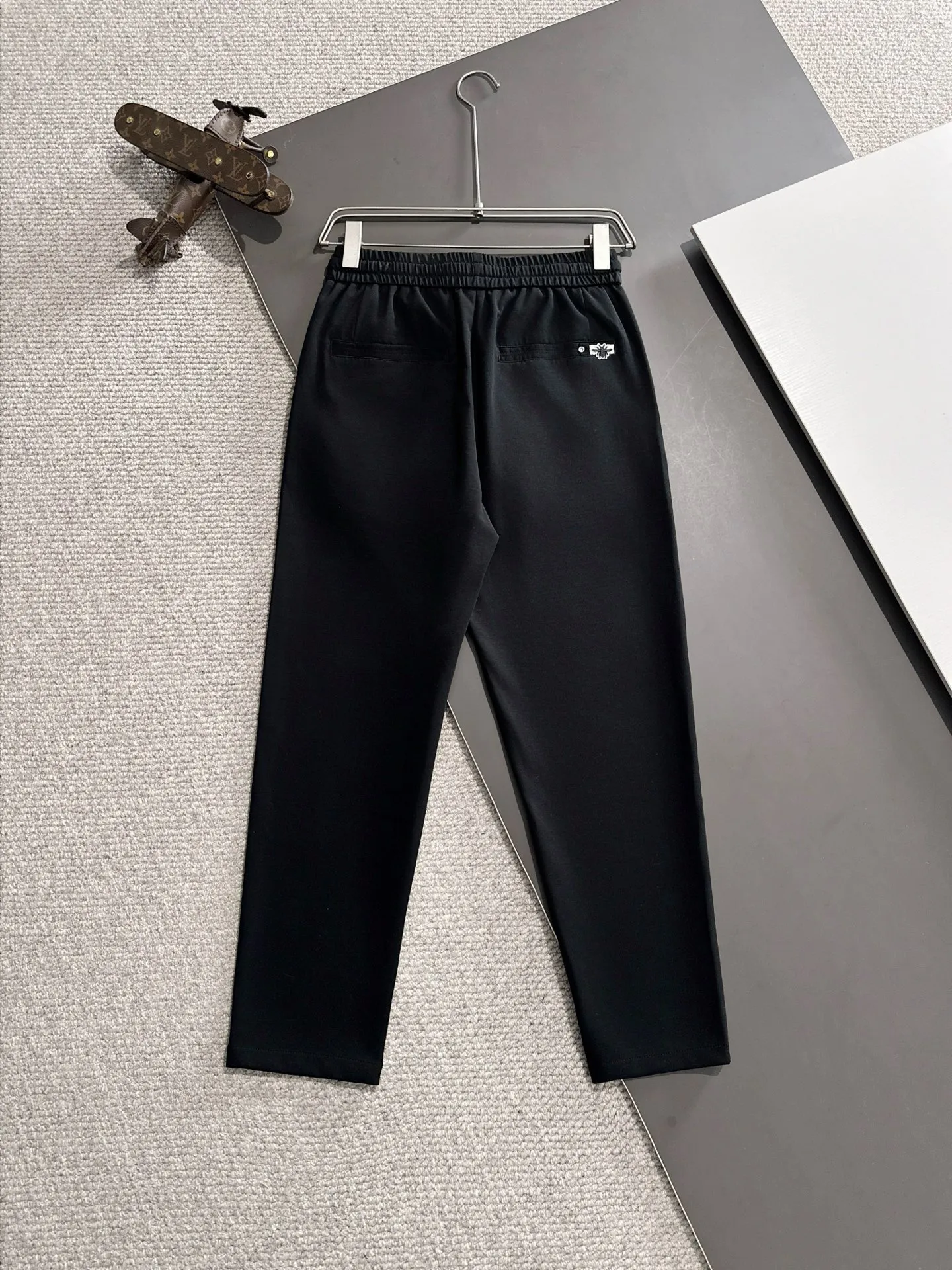 🅿️380 next day shipping Dior 2025 spring and summer new elastic band casual pants, thin counter custom fabrics, high breathability and comfort, impeccable details, brand element design concept, reflecting high quality. It feels delicate and soft! It presents a casual cut and the upper body shape is great! Size: M-4XL