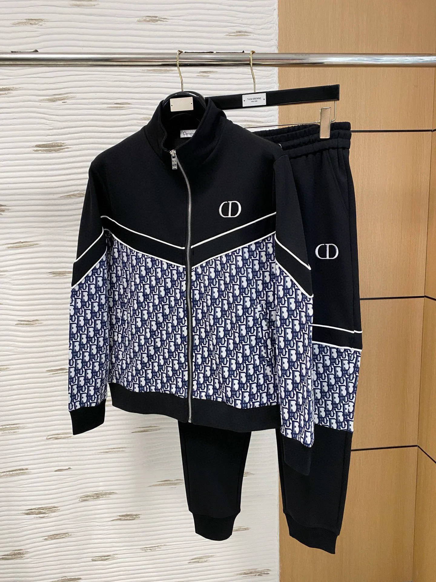 🅿️720 [DIOR Dior] Hot-selling suit is coming. Focus on the original version of the official website. 2025 new hot-selling cardigan and sweatshirt suit. The original order is the best 🇭🇰. It is the meticulous work of top designers for a fitting and perfect upper body effect. All-natural high-quality Tencel Roman cotton 100%, close-fitting comfort, noble and elegant! Original hardware embodies elegance and nobility! Counter size: M-3XL (maximum wear up to 190 pounds)