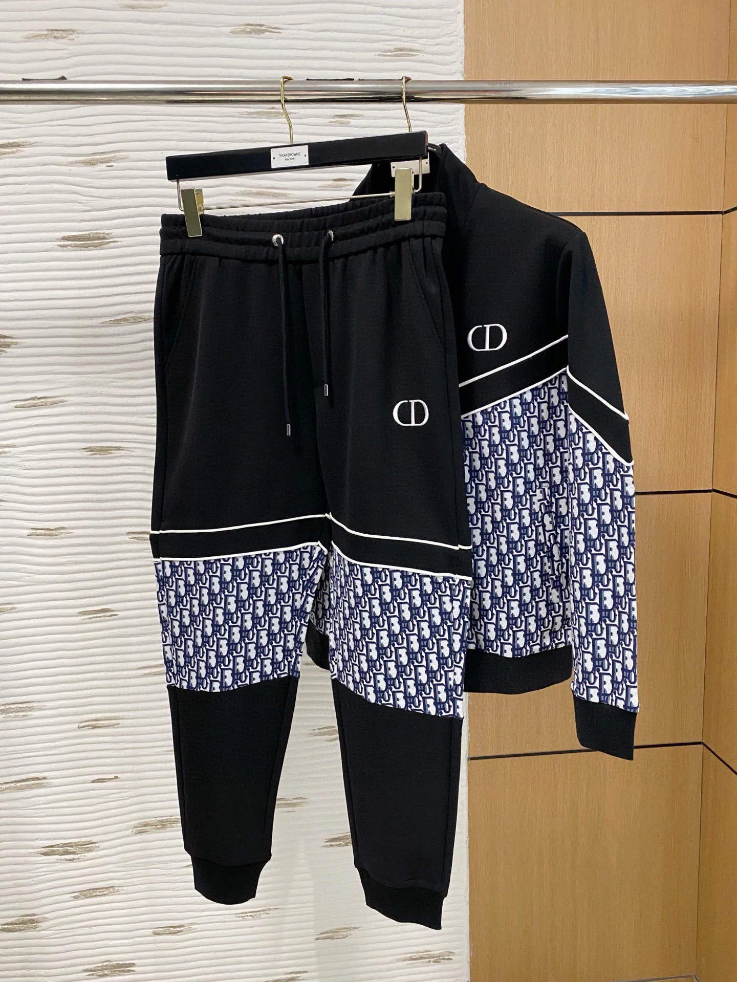 🅿️720 [DIOR Dior] Hot-selling suit is coming. Focus on the original version of the official website. 2025 new hot-selling cardigan and sweatshirt suit. The original order is the best 🇭🇰. It is the meticulous work of top designers for a fitting and perfect upper body effect. All-natural high-quality Tencel Roman cotton 100%, close-fitting comfort, noble and elegant! Original hardware embodies elegance and nobility! Counter size: M-3XL (maximum wear up to 190 pounds)