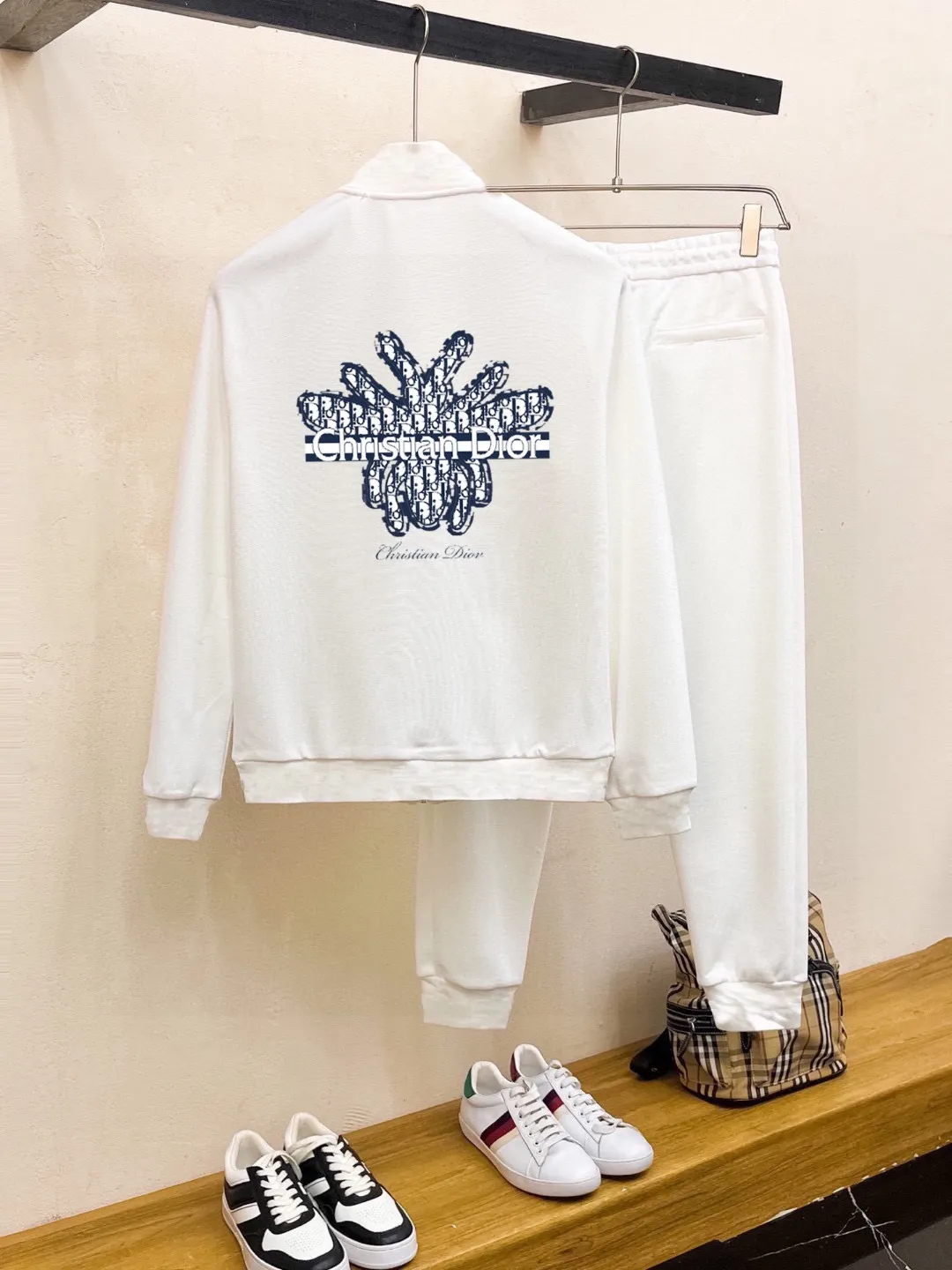 🅿️420 [DIOR Dior] (Fat Man Gospel) hot-selling suit is coming. Focus on the original version of the official website. 2025 new hot-selling cardigan sweater suit. The original order is the best product. 🇭🇰The meticulous work of top designers is dedicated to a fitting and perfect upper body effect. All-natural high-quality Roman cotton 100%, close-fitting comfort, noble and elegant! Original hardware embodies elegance and nobility! Counter size: M-5XL (maximum wear up to 220 pounds)