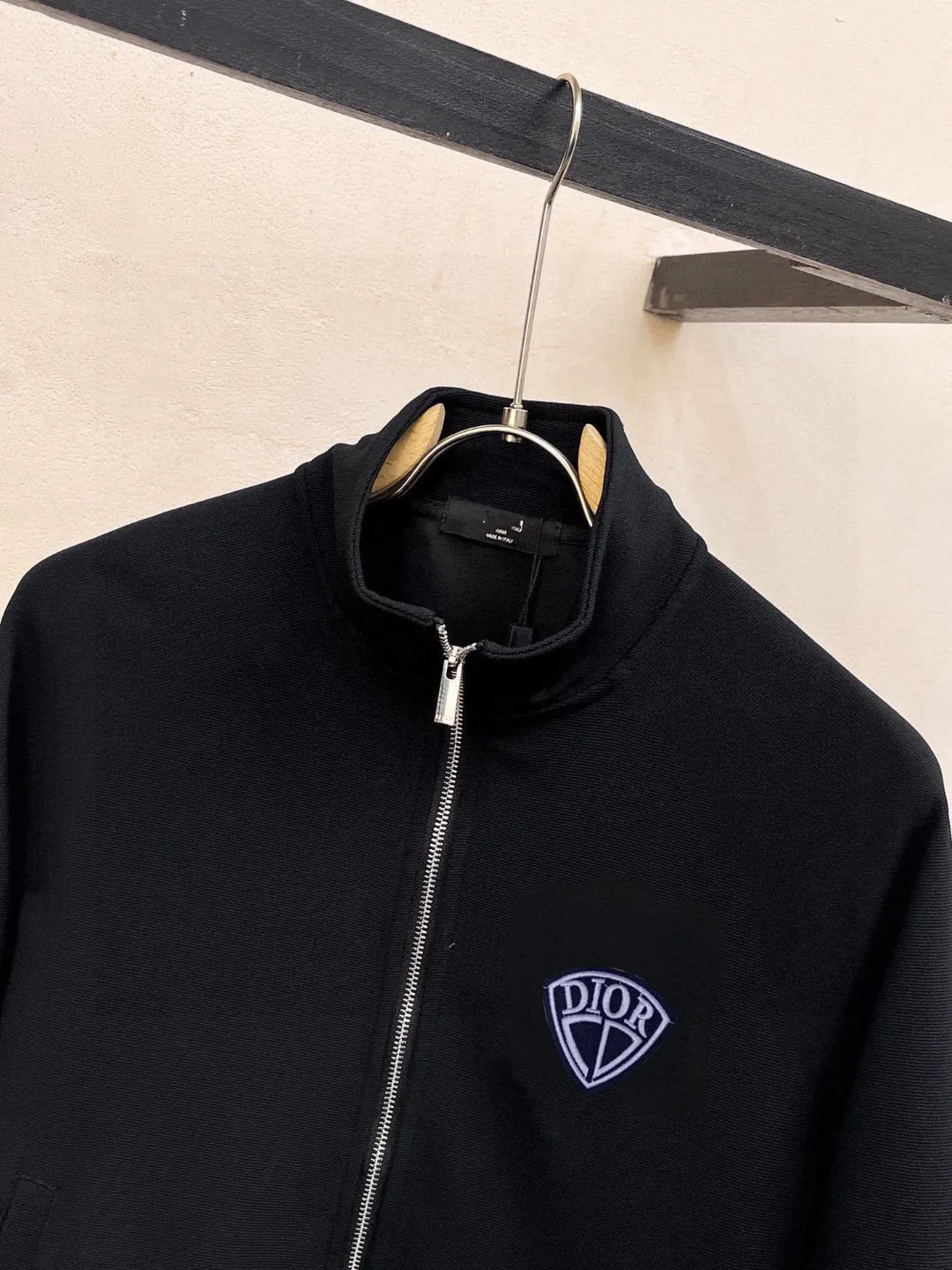 🅿️420 [DIOR Dior] (Fat Man Gospel) hot-selling suit is coming. Focus on the original version of the official website. 2025 new hot-selling cardigan sweater suit. The original order is the best product. 🇭🇰The meticulous work of top designers is dedicated to a fitting and perfect upper body effect. All-natural high-quality Roman cotton 100%, close-fitting comfort, noble and elegant! Original hardware embodies elegance and nobility! Counter size: M-5XL (maximum wear up to 220 pounds)