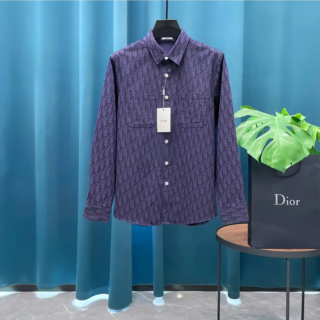 🅿️280 Dior➡️Dior navy blue dark pattern presbyopia letter jacquard logo denim shirt jacket, same style for men and women, lazy style couple style long-sleeved shirt jacket! A style that looks great when worn alone! The color is really bright! Cotton denim, customized high-quality hardware, the whole piece of clothing is hand-cut with positioning flowers and restored flowers. The collar is composited with hot-melt adhesive hard lining to increase stiffness, and the upper body has excellent drape effect. It is packaged with original main mark and washed tag. , a hot new style of presbyopic shirt, exquisite craftsmanship, loose fit, the same style for men and women, the best and versatile style of the year, it is very high-end to wear alone, layered, as an inner layer or a jacket, casually wear a pair of sweatpants and jeans, it is fashionable, wearing a shirt is perfect for taking pictures, hurry up! Size: S-3XL