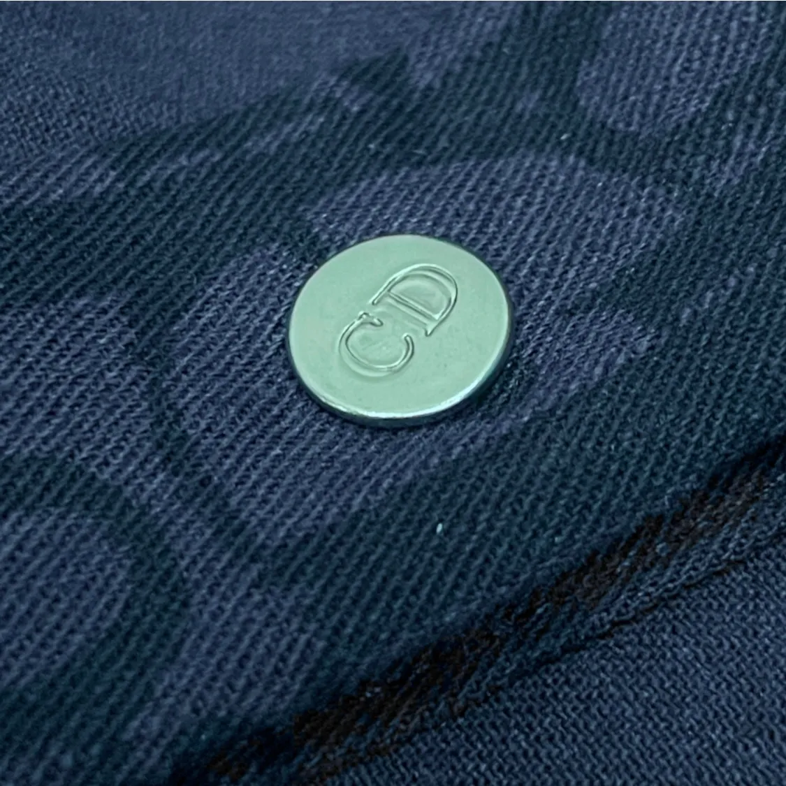 🅿️280 Dior➡️Dior navy blue dark pattern presbyopia letter jacquard logo denim shirt jacket, same style for men and women, lazy style couple style long-sleeved shirt jacket! A style that looks great when worn alone! The color is really bright! Cotton denim, customized high-quality hardware, the whole piece of clothing is hand-cut with positioning flowers and restored flowers. The collar is composited with hot-melt adhesive hard lining to increase stiffness, and the upper body has excellent drape effect. It is packaged with original main mark and washed tag. , a hot new style of presbyopic shirt, exquisite craftsmanship, loose fit, the same style for men and women, the best and versatile style of the year, it is very high-end to wear alone, layered, as an inner layer or a jacket, casually wear a pair of sweatpants and jeans, it is fashionable, wearing a shirt is perfect for taking pictures, hurry up! Size: S-3XL