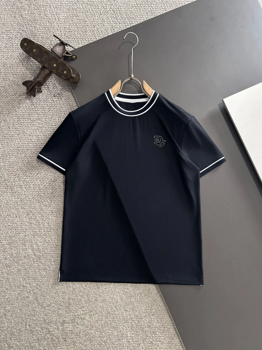 🅿️330 shipped the next day. High version of DIOR/Dior 25ss spring and summer new high-end T-shirt. Made with machines imported from Italy. It is truly the most luxurious and high-quality model that you can wear with your eyes closed. It is combed and heavyweight. The high-strength and high-weight fabric feels substantial when weighed. The upper body is more textured than ordinary T-shirts and is not easy to deform. This texture can cope with the weather. It absorbs sweat and is breathable, suitable for both hot and cold! Perfectly produced with reference to the original stitch and stitch! The loose fit design is super noble. Custom-woven signature ribbed collar, cuffs, and hem. Really rare and rare goods Size: M-XXXL